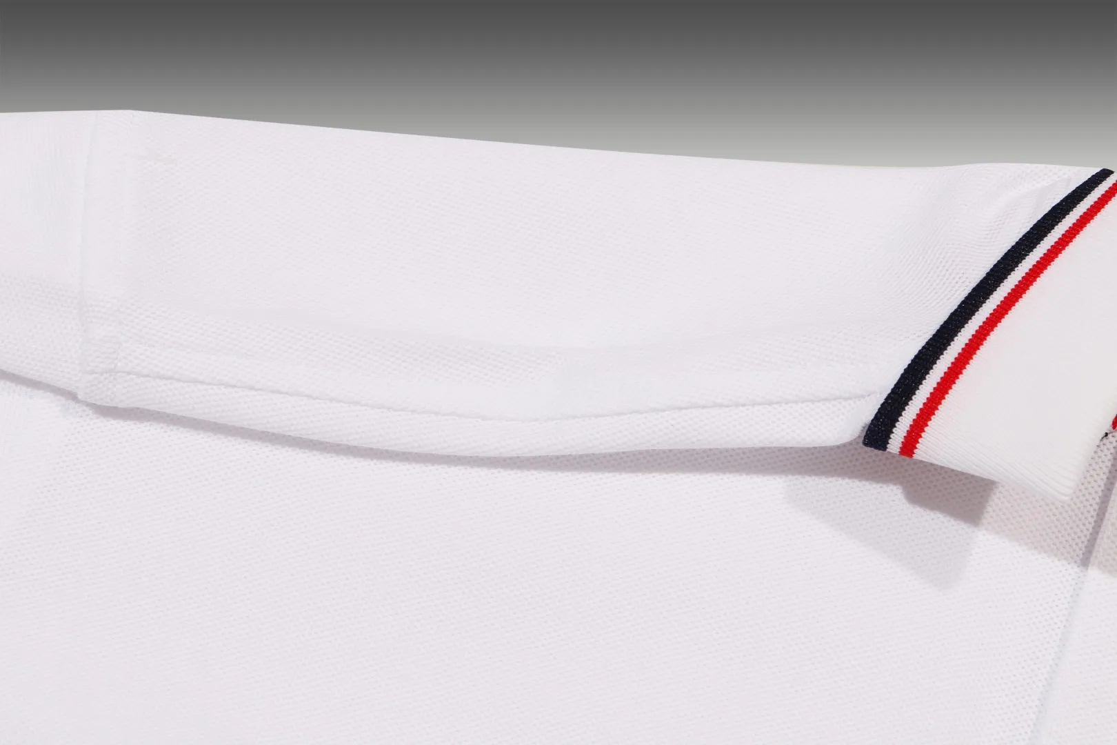 P190 Complete with three standards] MONCLER~ MONCLER 2024 summer new high-quality lapel short-sleeved POLO shirt, counter-customized fabric, high breathability and comfort, impeccable details, brand element design concept, reflecting high quality. It feels delicate and soft! It presents a casual cut and the upper body shape is great! The chest is filled with three-dimensional embroidery of the brand LOGO to highlight quality and luxury. Color: black/white Size: M~3XL