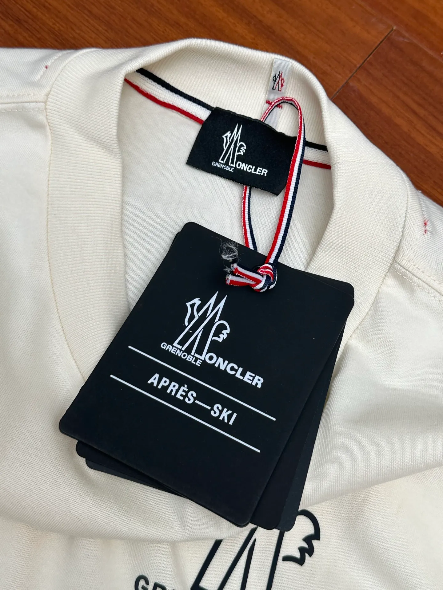 P360 MONCLER round neck logo long-sleeved cotton T-shirt. Authentic 4400 purchased and developed, 230g double-strand combed cotton, 1*1 rib, high temperature heat transfer, fabric splicing, fabric enzyme washing, customized 1:1 webbing, customized 1:1 trademark, loose fit size: S M L XL