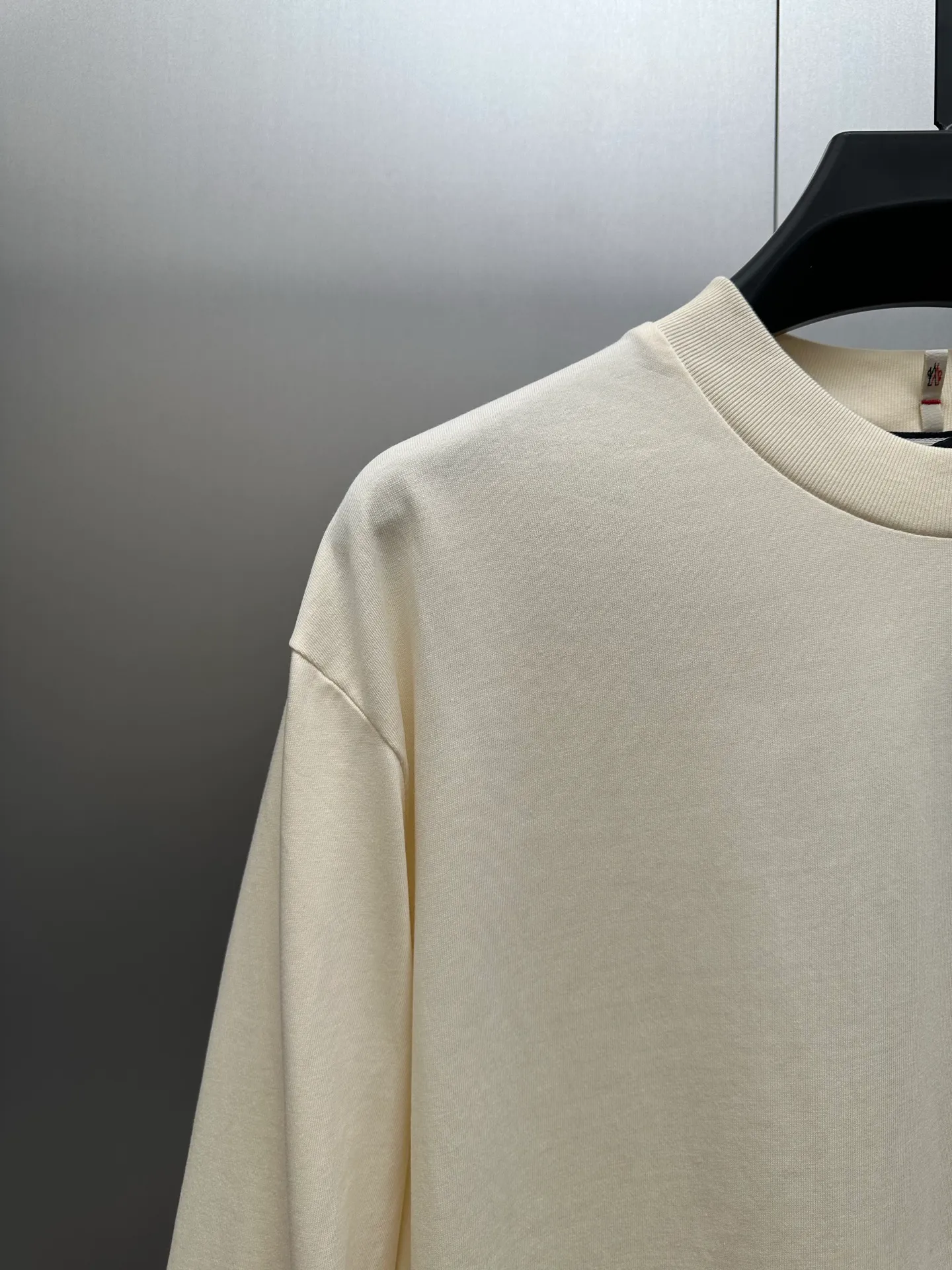 P360 MONCLER round neck logo long-sleeved cotton T-shirt. Authentic 4400 purchased and developed, 230g double-strand combed cotton, 1*1 rib, high temperature heat transfer, fabric splicing, fabric enzyme washing, customized 1:1 webbing, customized 1:1 trademark, loose fit size: S M L XL