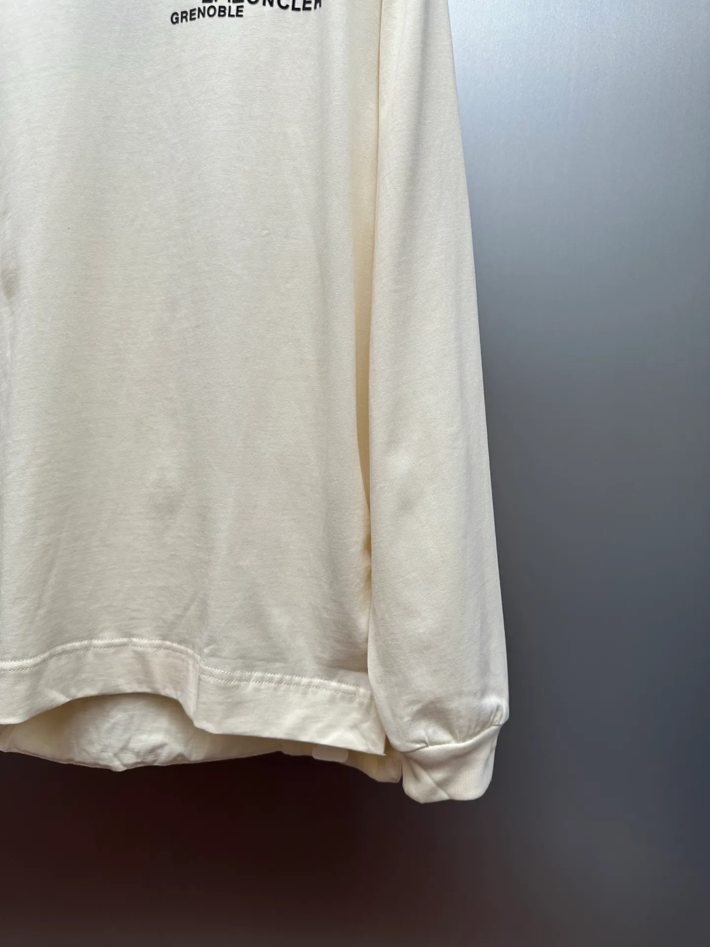 P360 MONCLER round neck logo long-sleeved cotton T-shirt. Authentic 4400 purchased and developed, 230g double-strand combed cotton, 1*1 rib, high temperature heat transfer, fabric splicing, fabric enzyme washing, customized 1:1 webbing, customized 1:1 trademark, loose fit size: S M L XL