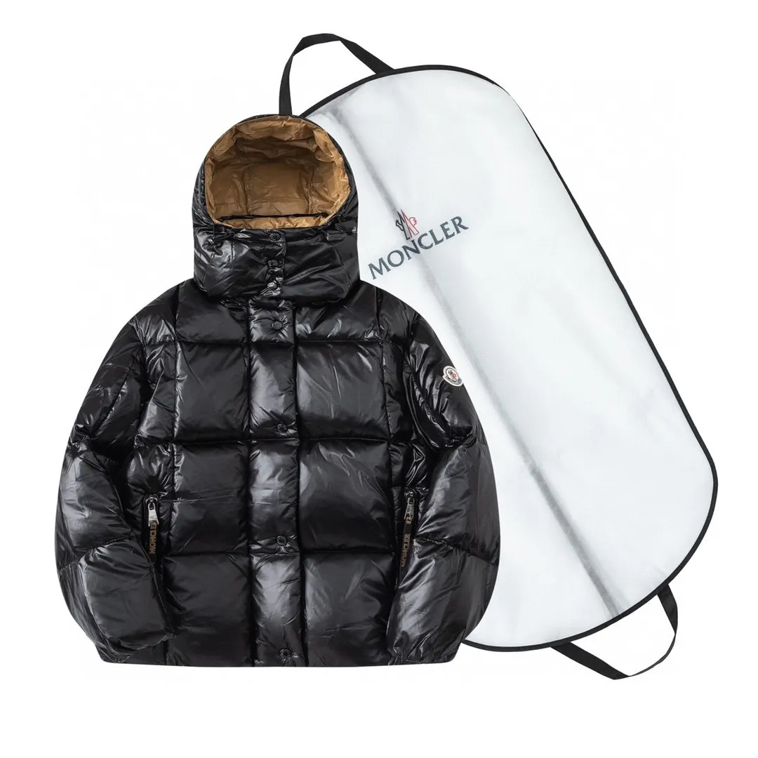 P740 (with dust bag) MONCLER/Mask 22FW square bread short down jacket. The neat colors and tailoring create a smart posture. Wearing the 2021 autumn and winter moncler main line series, return to the hustle and bustle of the city. One of the flagship series for autumn and winter, it is destined to be popular all over the Internet! Mengkou’s flagship series this year is filled with 90% white goose down, which is warm, comfortable and not bulky. It is a bread suit pattern formed by large squares. Each square is evenly distributed, firmly locking the down and warming your figure! The interior adopts a brown contrasting color design, which does not lose its personality and looks low-key! The letter woven tape on the pocket highlights the brand and has a certain sense of beauty and layering! The original customized fabric has a high density and a certain color, and the feel is definitely consistent with the original! ! ! The contrasting color fabric inside was first dyed. After repeated testing, the simple and practical outer coat shows the agility and visual vitality of contemporary trends. While reinterpreting Moncler's iconic classic styles, it promotes a more youthful and uninhibited cool and playful attitude! Size: 0 1 2 3