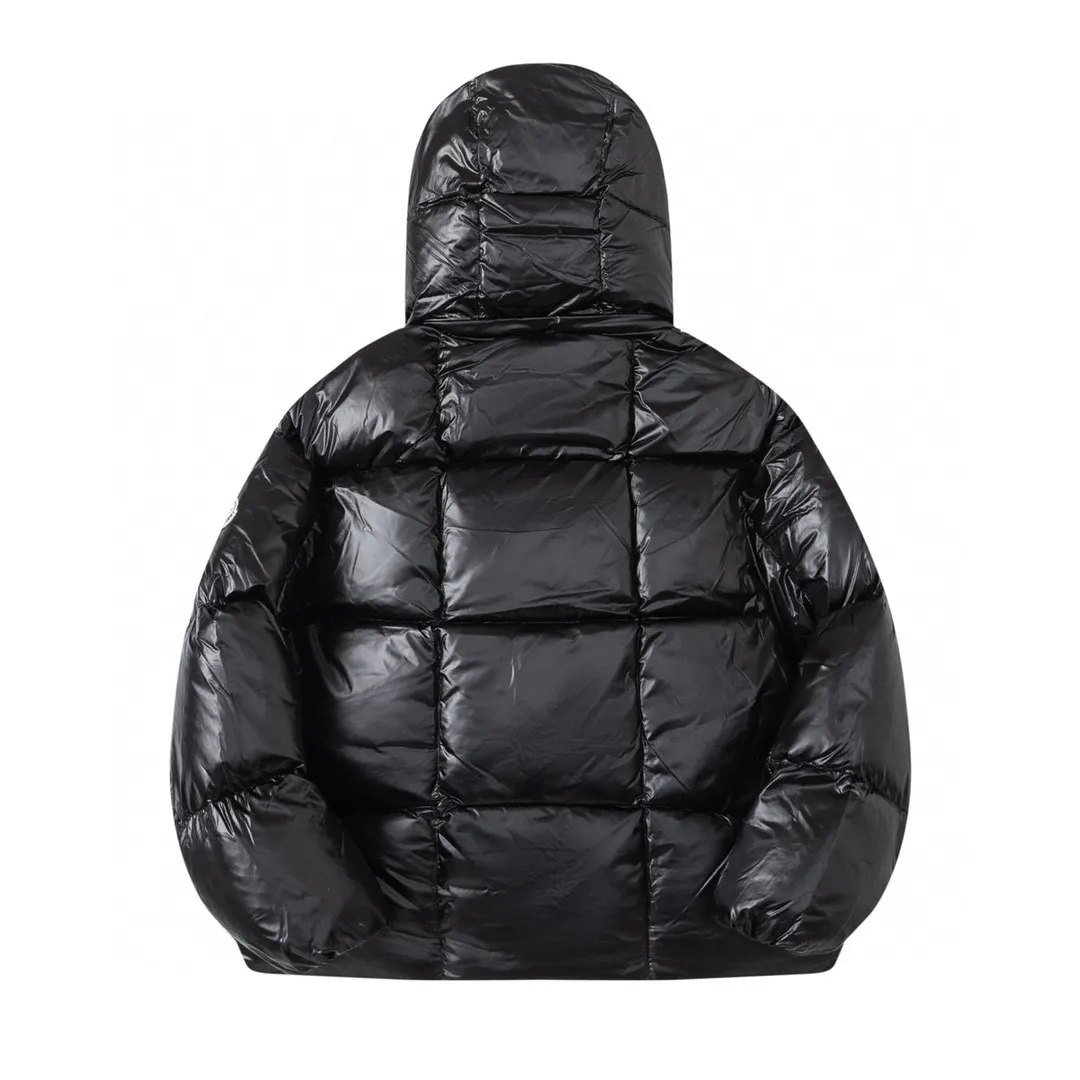 P740 (with dust bag) MONCLER/Mask 22FW square bread short down jacket. The neat colors and tailoring create a smart posture. Wearing the 2021 autumn and winter moncler main line series, return to the hustle and bustle of the city. One of the flagship series for autumn and winter, it is destined to be popular all over the Internet! Mengkou’s flagship series this year is filled with 90% white goose down, which is warm, comfortable and not bulky. It is a bread suit pattern formed by large squares. Each square is evenly distributed, firmly locking the down and warming your figure! The interior adopts a brown contrasting color design, which does not lose its personality and looks low-key! The letter woven tape on the pocket highlights the brand and has a certain sense of beauty and layering! The original customized fabric has a high density and a certain color, and the feel is definitely consistent with the original! ! ! The contrasting color fabric inside was first dyed. After repeated testing, the simple and practical outer coat shows the agility and visual vitality of contemporary trends. While reinterpreting Moncler's iconic classic styles, it promotes a more youthful and uninhibited cool and playful attitude! Size: 0 1 2 3