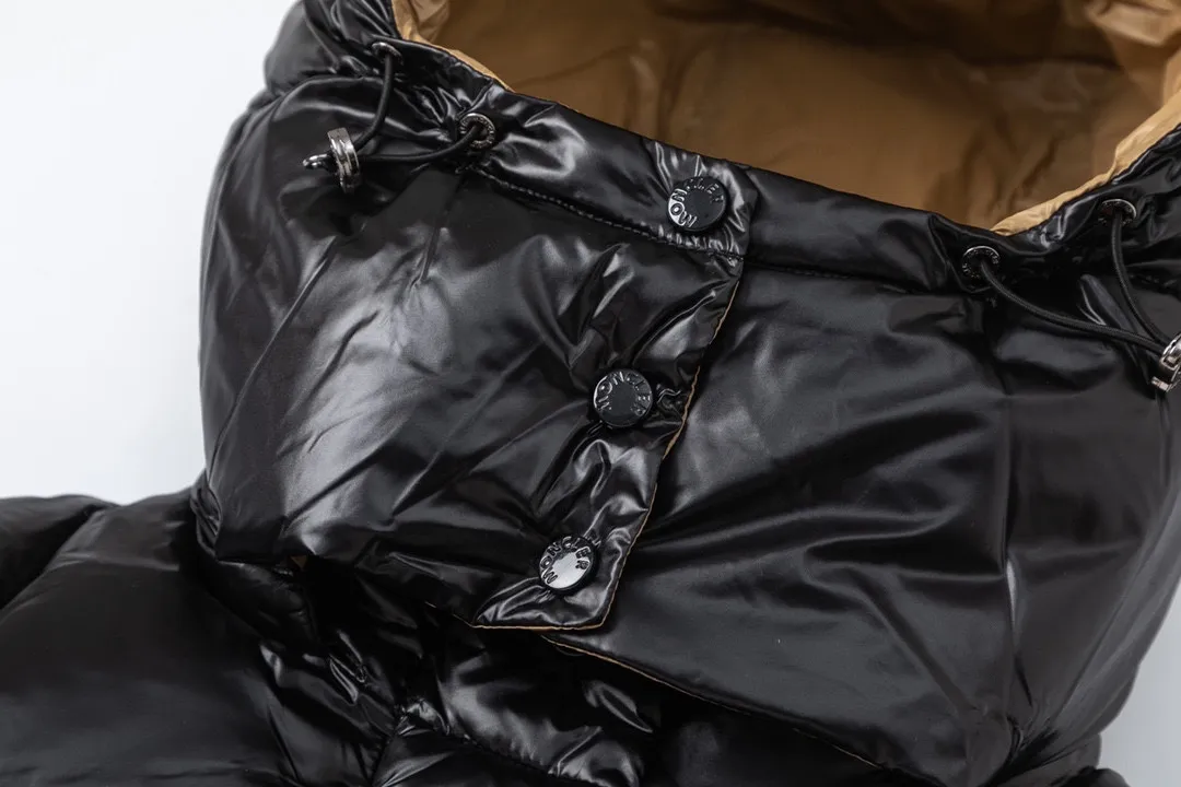 P740 (with dust bag) MONCLER/Mask 22FW square bread short down jacket. The neat colors and tailoring create a smart posture. Wearing the 2021 autumn and winter moncler main line series, return to the hustle and bustle of the city. One of the flagship series for autumn and winter, it is destined to be popular all over the Internet! Mengkou’s flagship series this year is filled with 90% white goose down, which is warm, comfortable and not bulky. It is a bread suit pattern formed by large squares. Each square is evenly distributed, firmly locking the down and warming your figure! The interior adopts a brown contrasting color design, which does not lose its personality and looks low-key! The letter woven tape on the pocket highlights the brand and has a certain sense of beauty and layering! The original customized fabric has a high density and a certain color, and the feel is definitely consistent with the original! ! ! The contrasting color fabric inside was first dyed. After repeated testing, the simple and practical outer coat shows the agility and visual vitality of contemporary trends. While reinterpreting Moncler's iconic classic styles, it promotes a more youthful and uninhibited cool and playful attitude! Size: 0 1 2 3