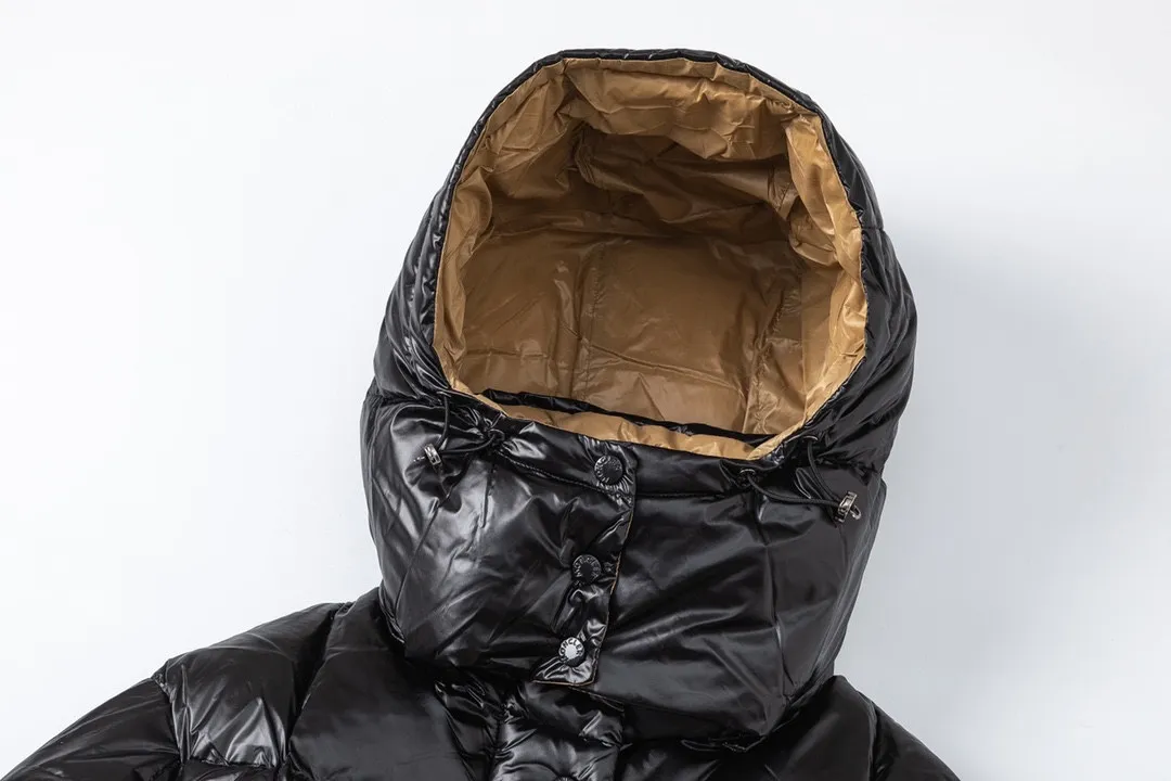 P740 (with dust bag) MONCLER/Mask 22FW square bread short down jacket. The neat colors and tailoring create a smart posture. Wearing the 2021 autumn and winter moncler main line series, return to the hustle and bustle of the city. One of the flagship series for autumn and winter, it is destined to be popular all over the Internet! Mengkou’s flagship series this year is filled with 90% white goose down, which is warm, comfortable and not bulky. It is a bread suit pattern formed by large squares. Each square is evenly distributed, firmly locking the down and warming your figure! The interior adopts a brown contrasting color design, which does not lose its personality and looks low-key! The letter woven tape on the pocket highlights the brand and has a certain sense of beauty and layering! The original customized fabric has a high density and a certain color, and the feel is definitely consistent with the original! ! ! The contrasting color fabric inside was first dyed. After repeated testing, the simple and practical outer coat shows the agility and visual vitality of contemporary trends. While reinterpreting Moncler's iconic classic styles, it promotes a more youthful and uninhibited cool and playful attitude! Size: 0 1 2 3