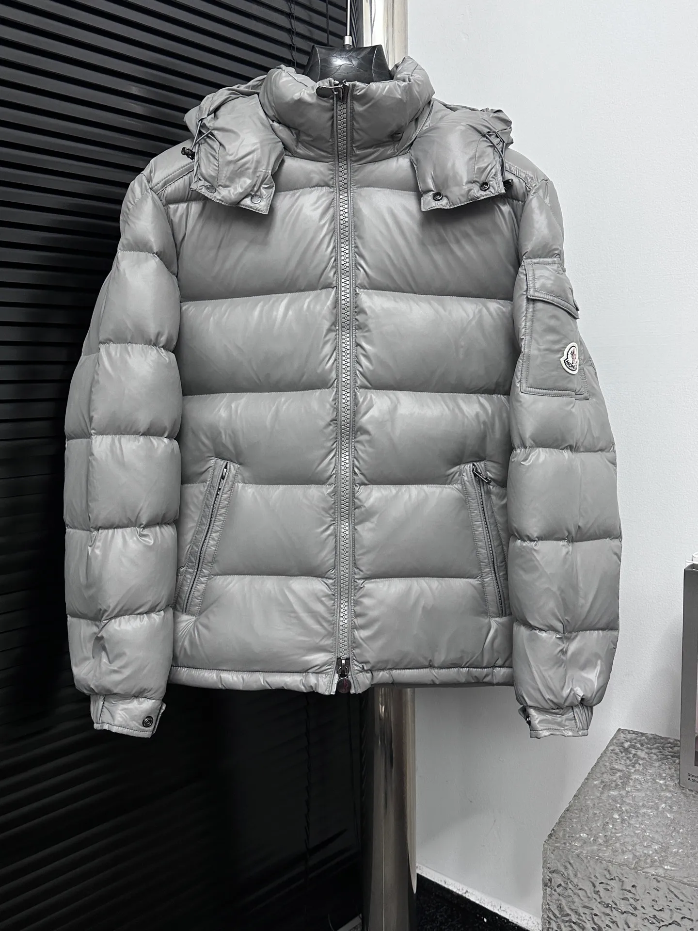 P750 【Moner】Moncler MAYA Maya Eason Chan Down Jacket Influenced by the iconic outerwear of the 1980s, the Maya jacket revisits looks from the Moncler archives with modern style and cutting-edge elements, which is the result of the brand's expertise in ski equipment. Whether in terms of sport or style, this high-performance and positive-spirited jacket has all the elements a competitive athlete needs to claim the title. Color: Gray Size: 1-5