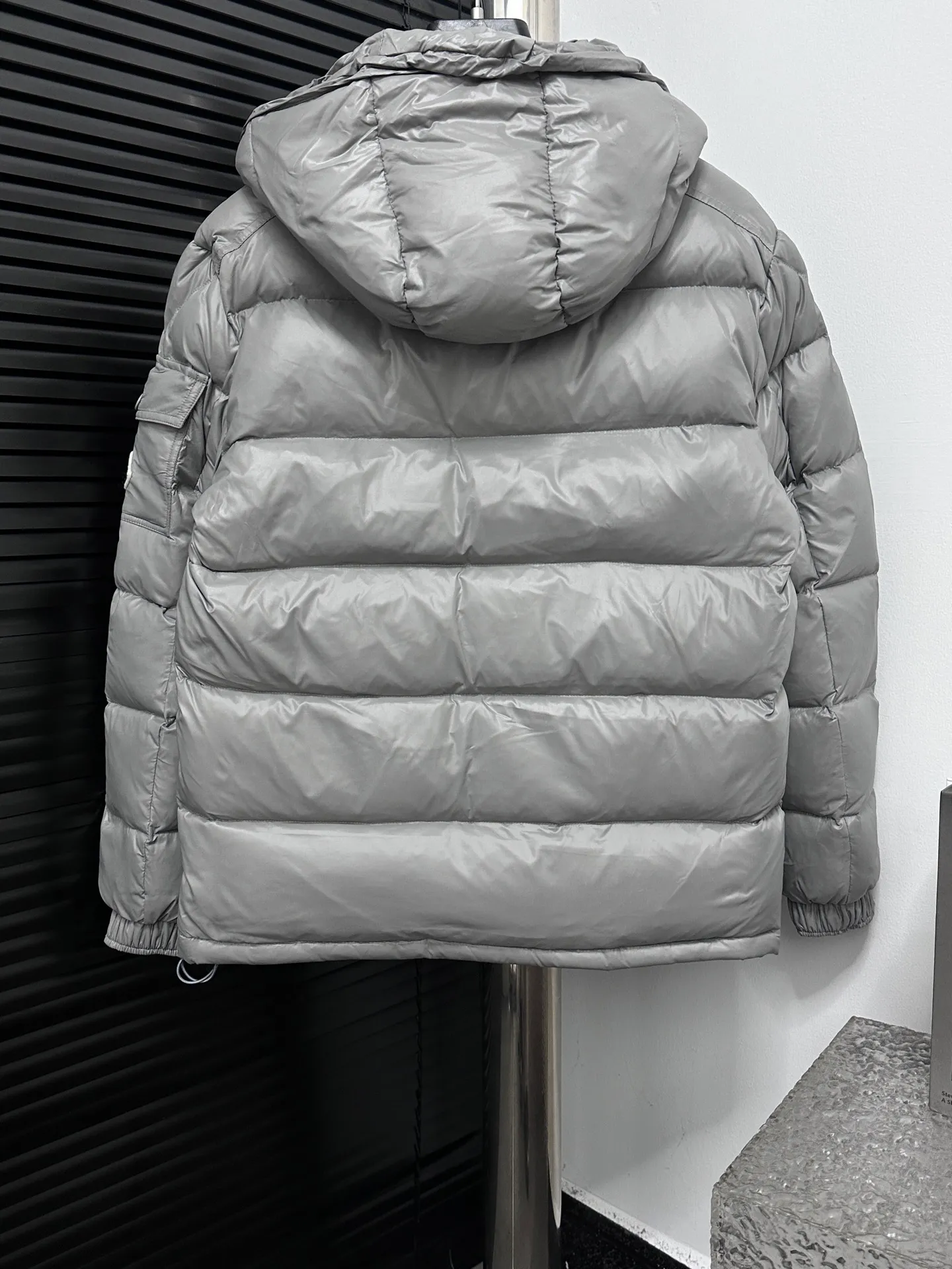 P750 【Moner】Moncler MAYA Maya Eason Chan Down Jacket Influenced by the iconic outerwear of the 1980s, the Maya jacket revisits looks from the Moncler archives with modern style and cutting-edge elements, which is the result of the brand's expertise in ski equipment. Whether in terms of sport or style, this high-performance and positive-spirited jacket has all the elements a competitive athlete needs to claim the title. Color: Gray Size: 1-5