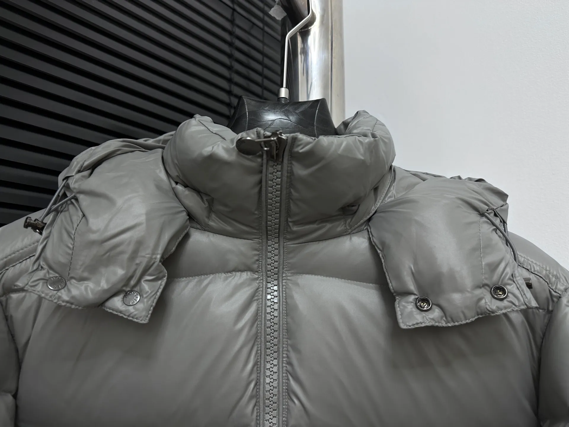 P750 【Moner】Moncler MAYA Maya Eason Chan Down Jacket Influenced by the iconic outerwear of the 1980s, the Maya jacket revisits looks from the Moncler archives with modern style and cutting-edge elements, which is the result of the brand's expertise in ski equipment. Whether in terms of sport or style, this high-performance and positive-spirited jacket has all the elements a competitive athlete needs to claim the title. Color: Gray Size: 1-5