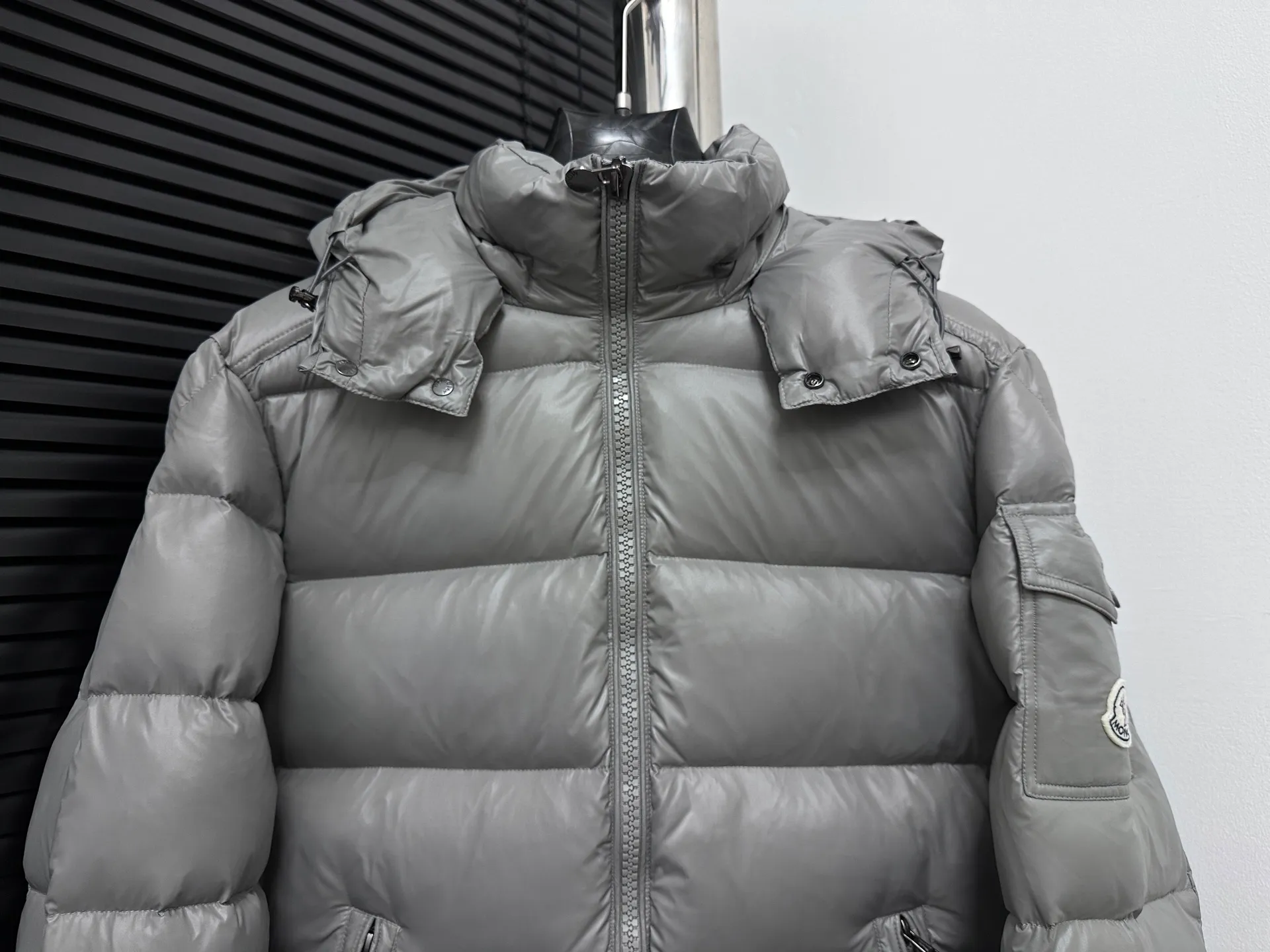 P750 【Moner】Moncler MAYA Maya Eason Chan Down Jacket Influenced by the iconic outerwear of the 1980s, the Maya jacket revisits looks from the Moncler archives with modern style and cutting-edge elements, which is the result of the brand's expertise in ski equipment. Whether in terms of sport or style, this high-performance and positive-spirited jacket has all the elements a competitive athlete needs to claim the title. Color: Gray Size: 1-5