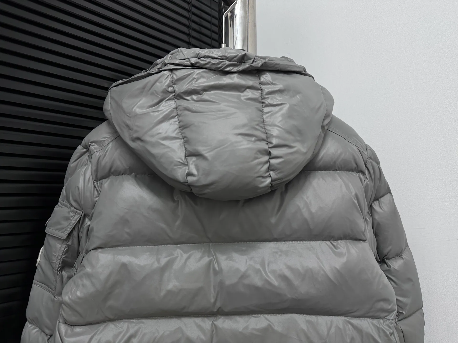 P750 【Moner】Moncler MAYA Maya Eason Chan Down Jacket Influenced by the iconic outerwear of the 1980s, the Maya jacket revisits looks from the Moncler archives with modern style and cutting-edge elements, which is the result of the brand's expertise in ski equipment. Whether in terms of sport or style, this high-performance and positive-spirited jacket has all the elements a competitive athlete needs to claim the title. Color: Gray Size: 1-5