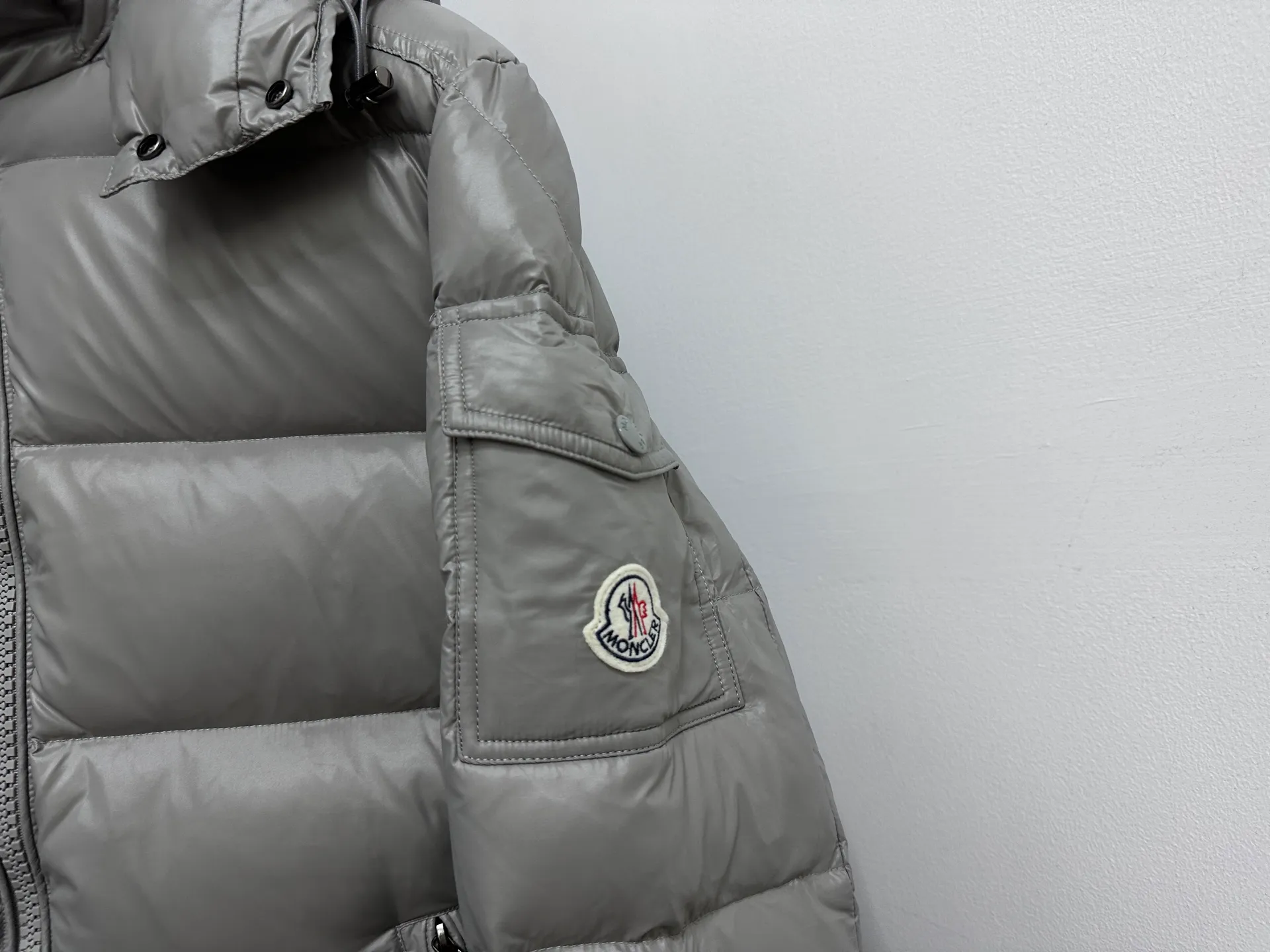 P750 【Moner】Moncler MAYA Maya Eason Chan Down Jacket Influenced by the iconic outerwear of the 1980s, the Maya jacket revisits looks from the Moncler archives with modern style and cutting-edge elements, which is the result of the brand's expertise in ski equipment. Whether in terms of sport or style, this high-performance and positive-spirited jacket has all the elements a competitive athlete needs to claim the title. Color: Gray Size: 1-5