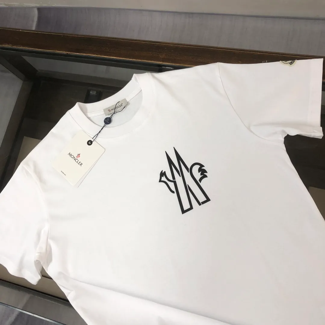 P160 MONCLER 2025 latest couple style round neck short-sleeved couple T-shirt, new spring and summer product, high quality 🔥🔥Three-dimensional logo letter logo printing technology on the chest! Fashionable and versatile trendy styles, customized imported fabrics! Comfortable to wear, breathable, fashionable without losing personality, the upper body is casual and casual, handsome and stylish, showing the temperament of a big brand. All three standards are complete! ! Color: Black White Size: S M L XL (Loose fit, please state your height and weight when placing an order)