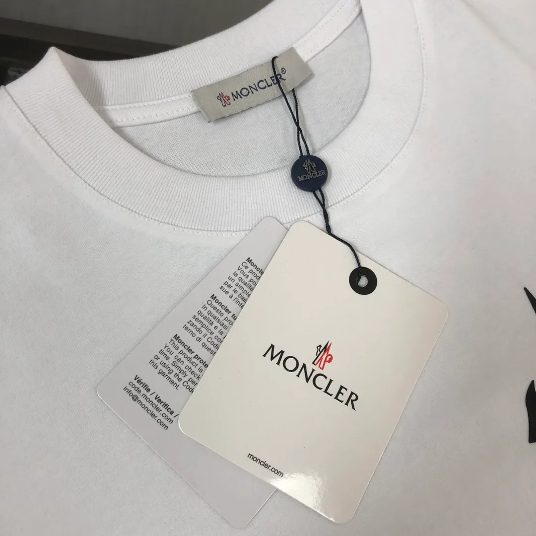 P160 MONCLER 2025 latest couple style round neck short-sleeved couple T-shirt, new spring and summer product, high quality 🔥🔥Three-dimensional logo letter logo printing technology on the chest! Fashionable and versatile trendy styles, customized imported fabrics! Comfortable to wear, breathable, fashionable without losing personality, the upper body is casual and casual, handsome and stylish, showing the temperament of a big brand. All three standards are complete! ! Color: Black White Size: S M L XL (Loose fit, please state your height and weight when placing an order)