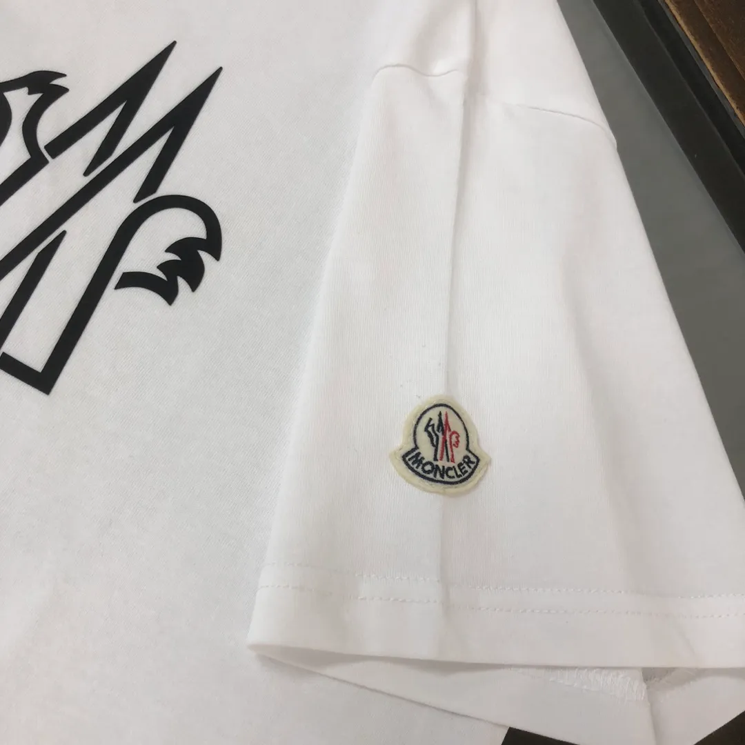 P160 MONCLER 2025 latest couple style round neck short-sleeved couple T-shirt, new spring and summer product, high quality 🔥🔥Three-dimensional logo letter logo printing technology on the chest! Fashionable and versatile trendy styles, customized imported fabrics! Comfortable to wear, breathable, fashionable without losing personality, the upper body is casual and casual, handsome and stylish, showing the temperament of a big brand. All three standards are complete! ! Color: Black White Size: S M L XL (Loose fit, please state your height and weight when placing an order)