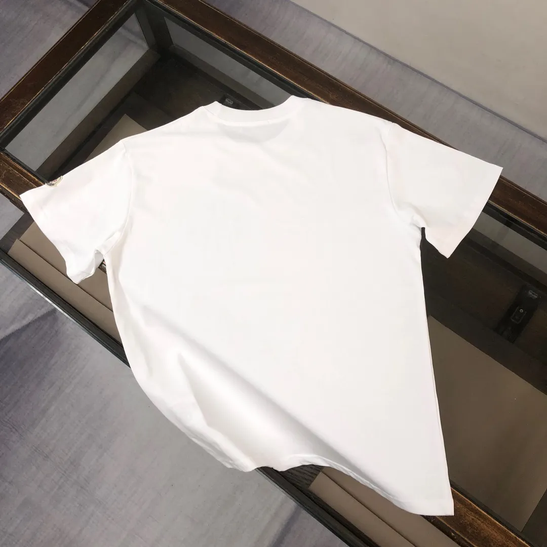 P160 MONCLER 2025 latest couple style round neck short-sleeved couple T-shirt, new spring and summer product, high quality 🔥🔥Three-dimensional logo letter logo printing technology on the chest! Fashionable and versatile trendy styles, customized imported fabrics! Comfortable to wear, breathable, fashionable without losing personality, the upper body is casual and casual, handsome and stylish, showing the temperament of a big brand. All three standards are complete! ! Color: Black White Size: S M L XL (Loose fit, please state your height and weight when placing an order)