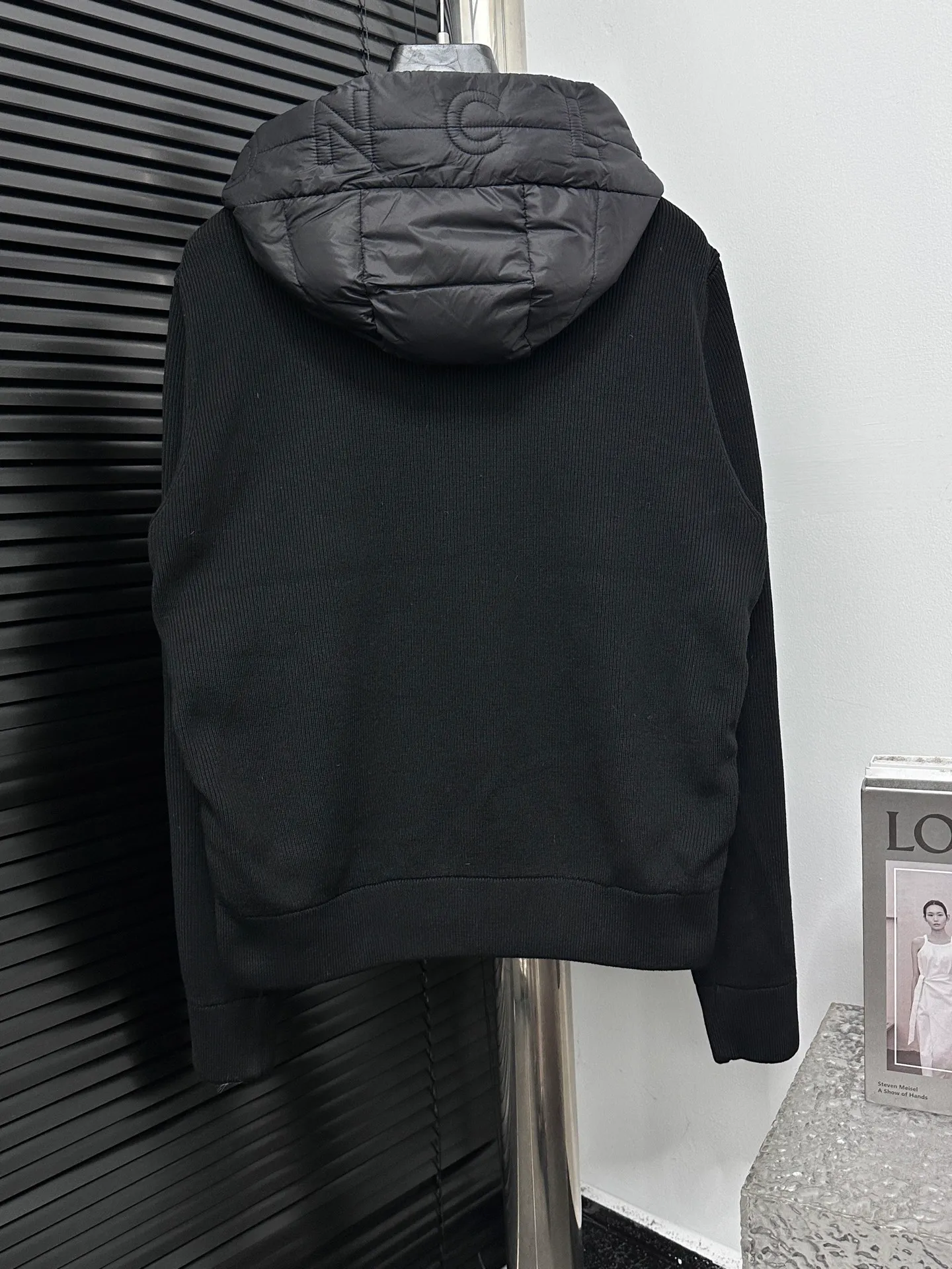 P680 [MONCLER] 25FW new autumn and winter men's padded wool zipper hoody. This wool hood is equipped with a filled down front and is a practical item suitable for multi-season wear. This hood features a quilted logo, highlighting the brand's heritage. Designed in a lightweight knit, it's a practical addition to your versatile wardrobe and can be easily worn in milder weather. Made of wool Longue saison lining Longue saison front, filled with down Rib knit 12 gauge Fine soft hood Zip closure Pockets Sizes: S-XXL