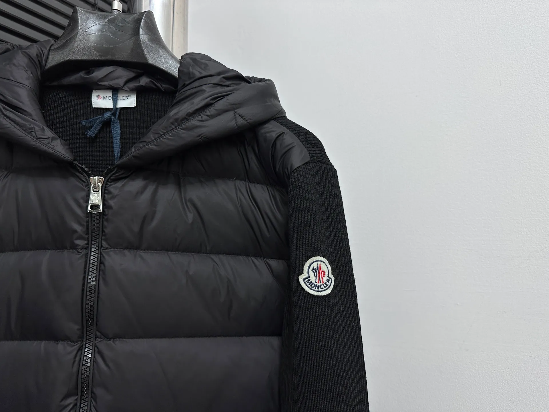 P680 [MONCLER] 25FW new autumn and winter men's padded wool zipper hoody. This wool hood is equipped with a filled down front and is a practical item suitable for multi-season wear. This hood features a quilted logo, highlighting the brand's heritage. Designed in a lightweight knit, it's a practical addition to your versatile wardrobe and can be easily worn in milder weather. Made of wool Longue saison lining Longue saison front, filled with down Rib knit 12 gauge Fine soft hood Zip closure Pockets Sizes: S-XXL