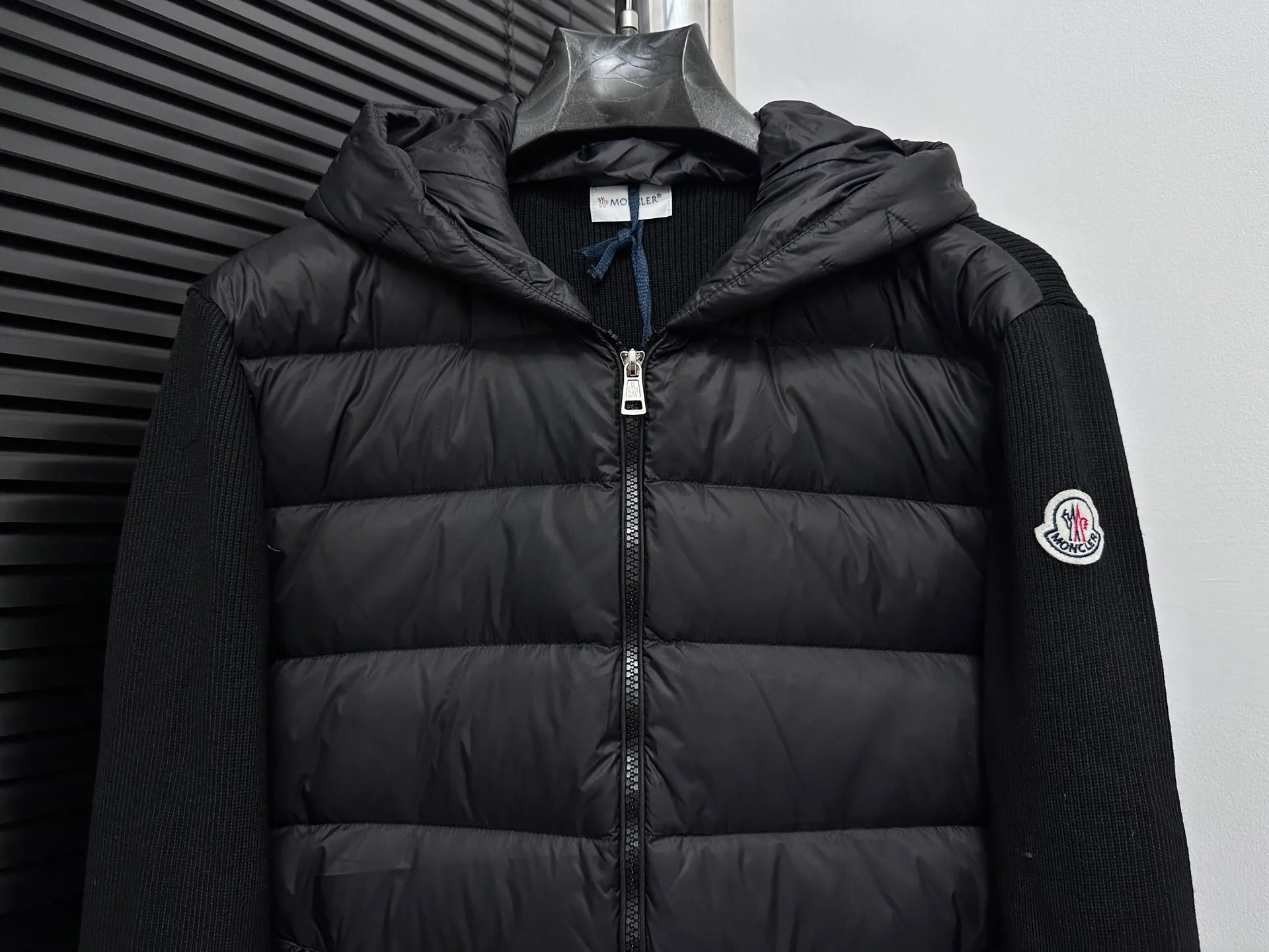 P680 [MONCLER] 25FW new autumn and winter men's padded wool zipper hoody. This wool hood is equipped with a filled down front and is a practical item suitable for multi-season wear. This hood features a quilted logo, highlighting the brand's heritage. Designed in a lightweight knit, it's a practical addition to your versatile wardrobe and can be easily worn in milder weather. Made of wool Longue saison lining Longue saison front, filled with down Rib knit 12 gauge Fine soft hood Zip closure Pockets Sizes: S-XXL