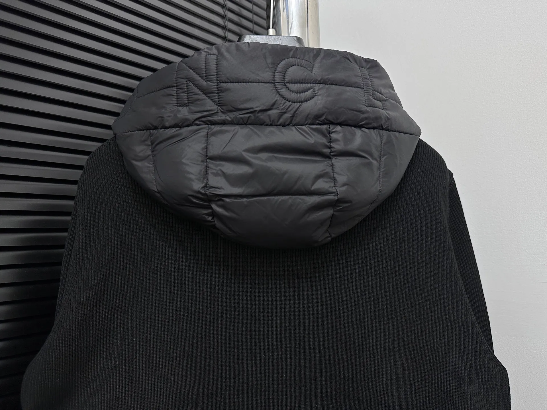 P680 [MONCLER] 25FW new autumn and winter men's padded wool zipper hoody. This wool hood is equipped with a filled down front and is a practical item suitable for multi-season wear. This hood features a quilted logo, highlighting the brand's heritage. Designed in a lightweight knit, it's a practical addition to your versatile wardrobe and can be easily worn in milder weather. Made of wool Longue saison lining Longue saison front, filled with down Rib knit 12 gauge Fine soft hood Zip closure Pockets Sizes: S-XXL