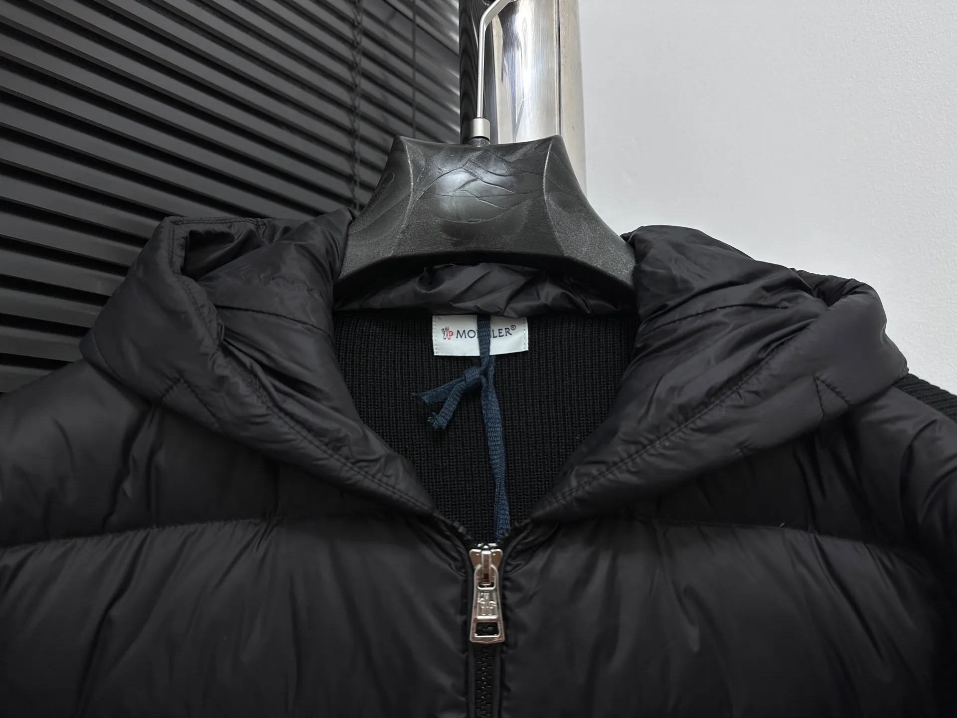 P680 [MONCLER] 25FW new autumn and winter men's padded wool zipper hoody. This wool hood is equipped with a filled down front and is a practical item suitable for multi-season wear. This hood features a quilted logo, highlighting the brand's heritage. Designed in a lightweight knit, it's a practical addition to your versatile wardrobe and can be easily worn in milder weather. Made of wool Longue saison lining Longue saison front, filled with down Rib knit 12 gauge Fine soft hood Zip closure Pockets Sizes: S-XXL