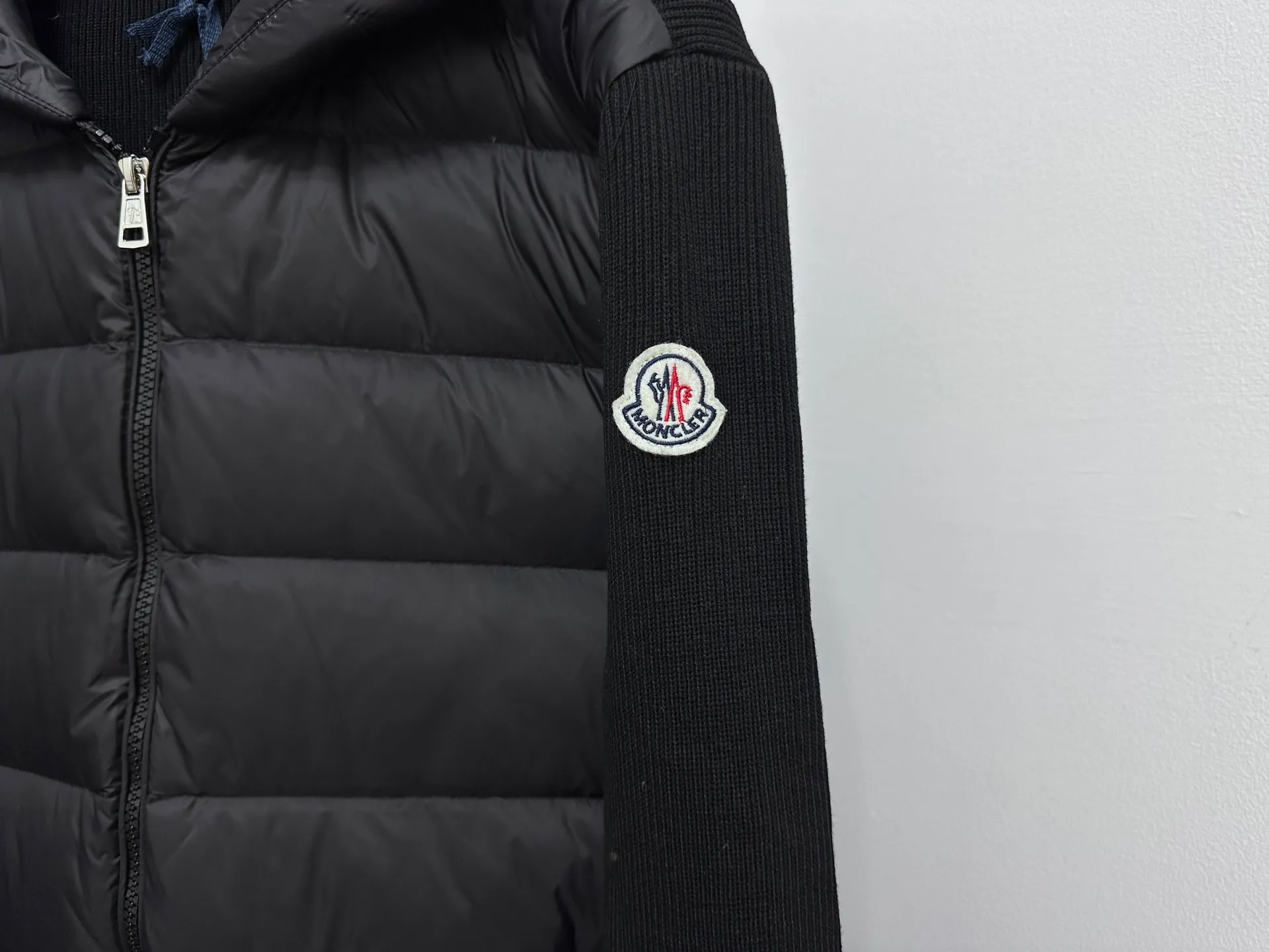 P680 [MONCLER] 25FW new autumn and winter men's padded wool zipper hoody. This wool hood is equipped with a filled down front and is a practical item suitable for multi-season wear. This hood features a quilted logo, highlighting the brand's heritage. Designed in a lightweight knit, it's a practical addition to your versatile wardrobe and can be easily worn in milder weather. Made of wool Longue saison lining Longue saison front, filled with down Rib knit 12 gauge Fine soft hood Zip closure Pockets Sizes: S-XXL