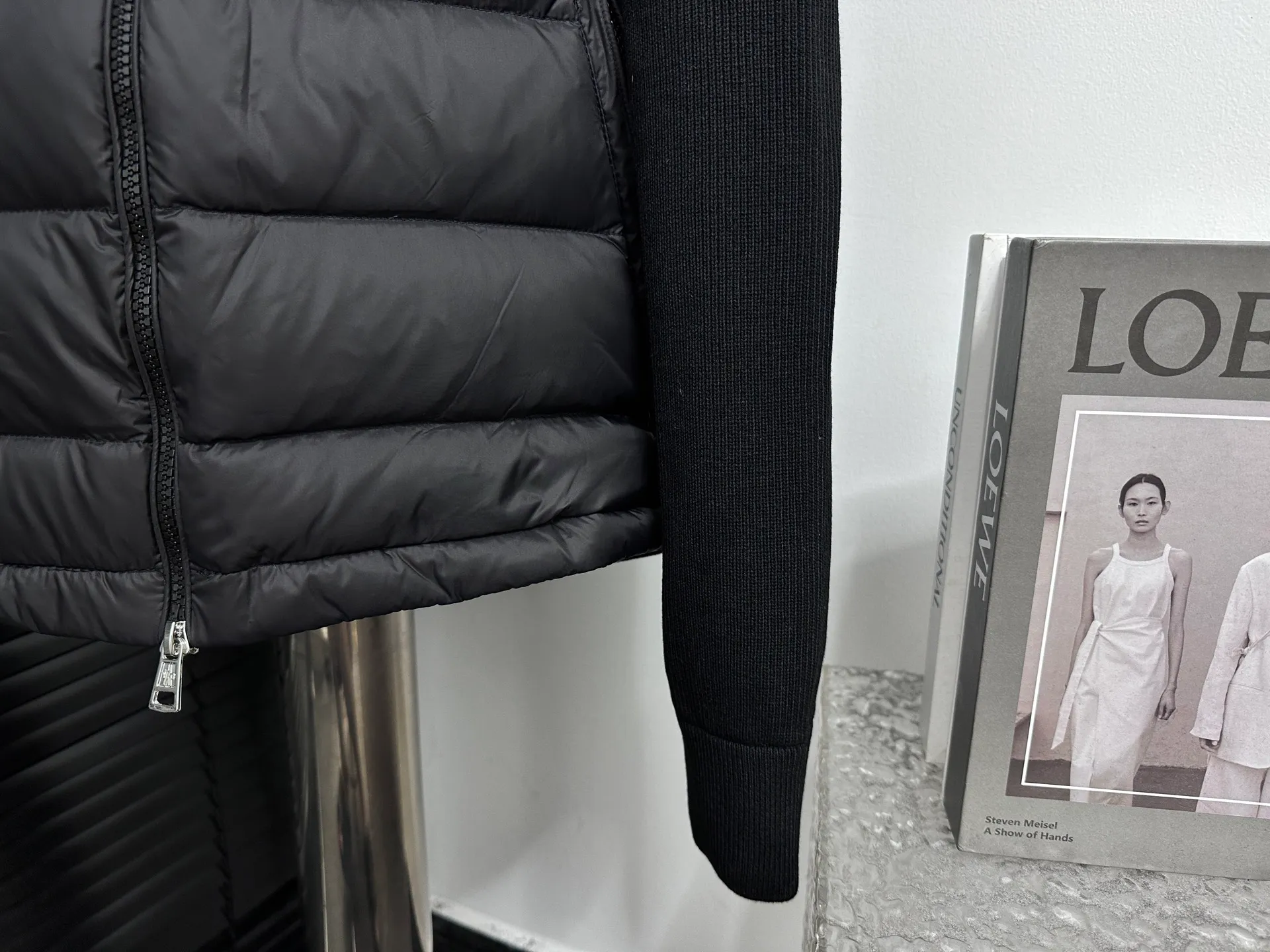 P680 [MONCLER] 25FW new autumn and winter men's padded wool zipper hoody. This wool hood is equipped with a filled down front and is a practical item suitable for multi-season wear. This hood features a quilted logo, highlighting the brand's heritage. Designed in a lightweight knit, it's a practical addition to your versatile wardrobe and can be easily worn in milder weather. Made of wool Longue saison lining Longue saison front, filled with down Rib knit 12 gauge Fine soft hood Zip closure Pockets Sizes: S-XXL
