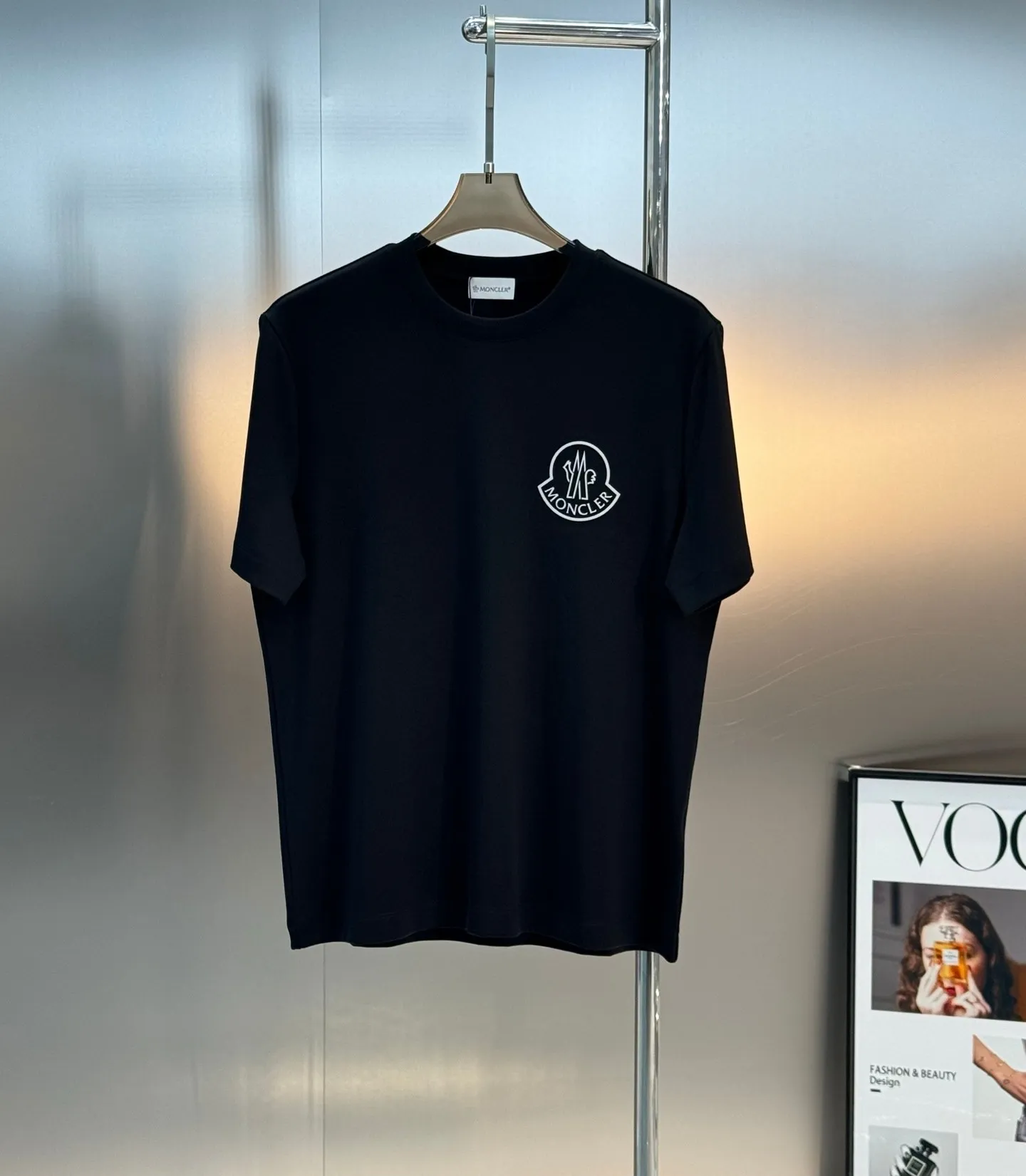 P150 Moncler 25s new Salona T-shirt. Basic model recommended! Customized branded hat with three-dimensional heat transfer design on the chest. Clean, refreshing, simple and elegant. Recommended item for any age [Fireworks] regular version! Custom-made 250g Salona fabric, the surface is skin-friendly and smooth, and the body is as comfortable as a baby! Color: Black. White. Size: s-xxl (L is recommended for 175/140 pounds)