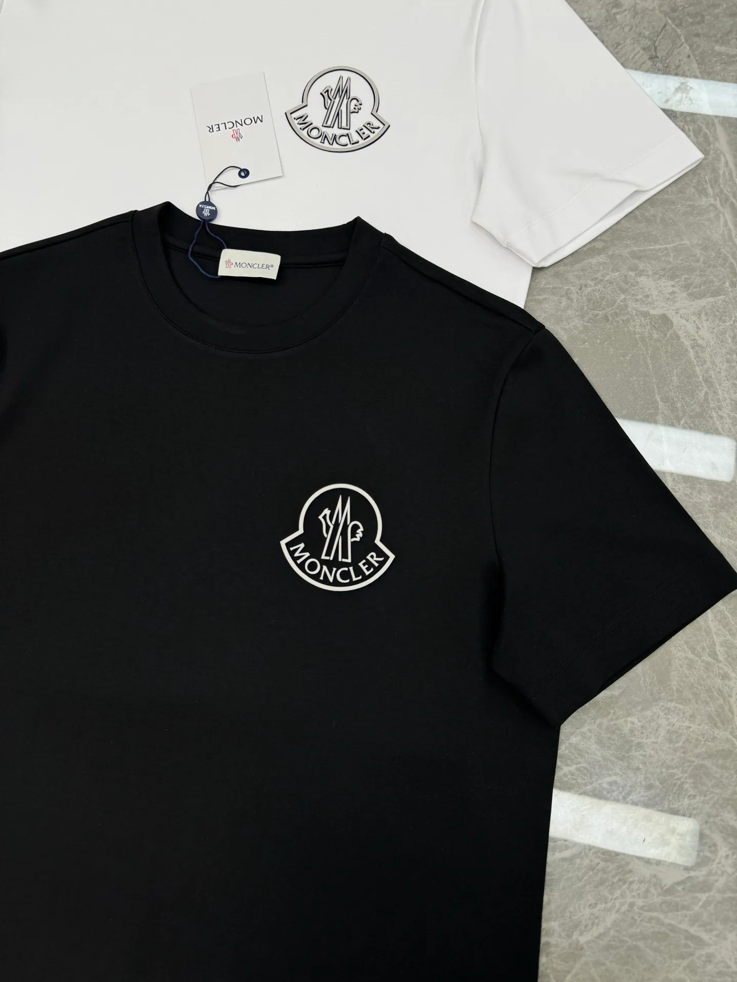 P150 Moncler 25s new Salona T-shirt. Basic model recommended! Customized branded hat with three-dimensional heat transfer design on the chest. Clean, refreshing, simple and elegant. Recommended item for any age [Fireworks] regular version! Custom-made 250g Salona fabric, the surface is skin-friendly and smooth, and the body is as comfortable as a baby! Color: Black. White. Size: s-xxl (L is recommended for 175/140 pounds)