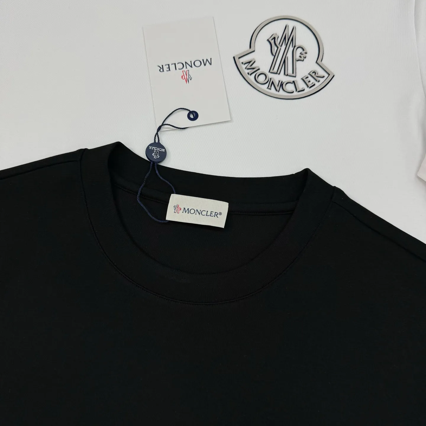 P150 Moncler 25s new Salona T-shirt. Basic model recommended! Customized branded hat with three-dimensional heat transfer design on the chest. Clean, refreshing, simple and elegant. Recommended item for any age [Fireworks] regular version! Custom-made 250g Salona fabric, the surface is skin-friendly and smooth, and the body is as comfortable as a baby! Color: Black. White. Size: s-xxl (L is recommended for 175/140 pounds)