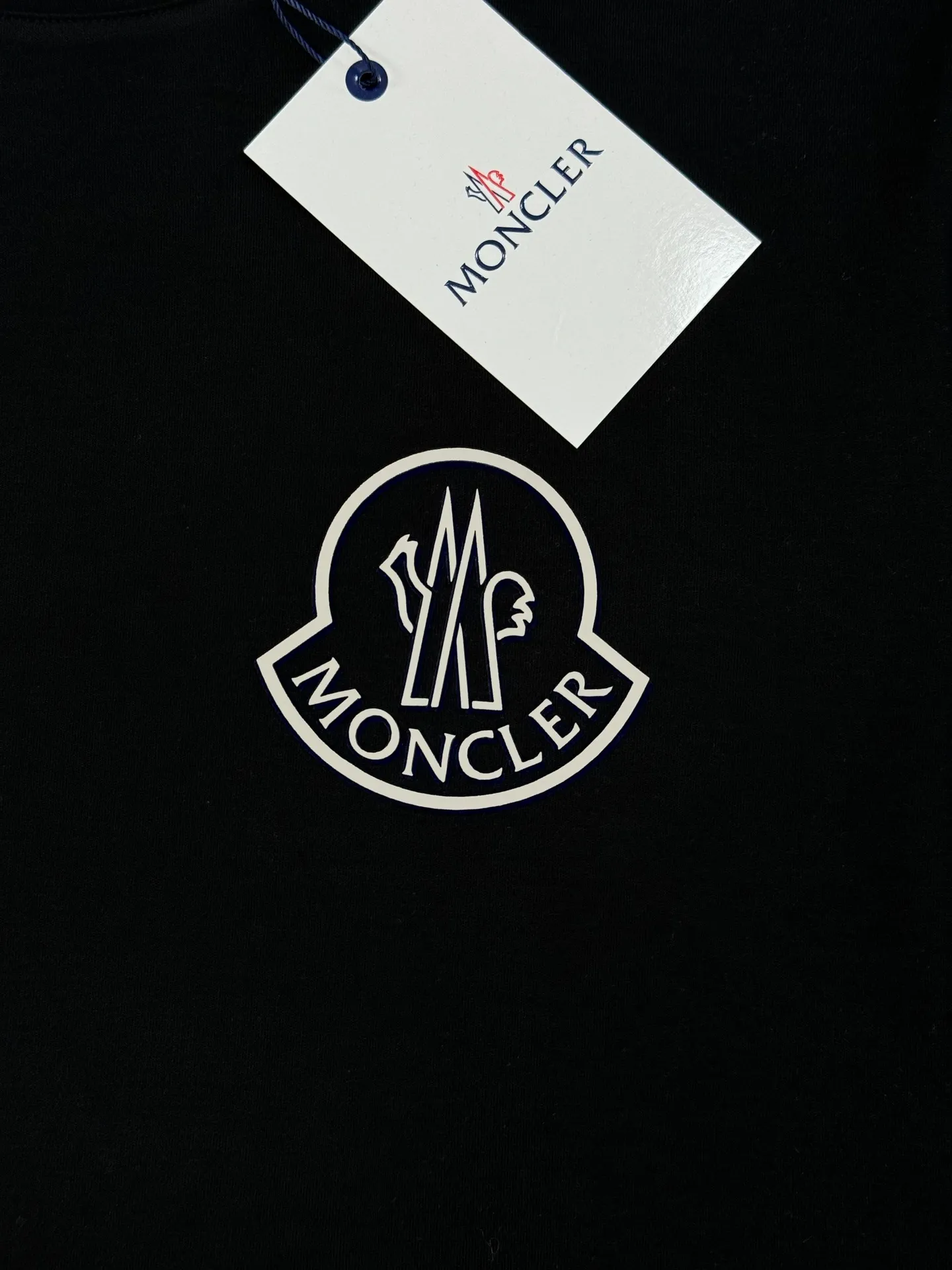 P150 Moncler 25s new Salona T-shirt. Basic model recommended! Customized branded hat with three-dimensional heat transfer design on the chest. Clean, refreshing, simple and elegant. Recommended item for any age [Fireworks] regular version! Custom-made 250g Salona fabric, the surface is skin-friendly and smooth, and the body is as comfortable as a baby! Color: Black. White. Size: s-xxl (L is recommended for 175/140 pounds)