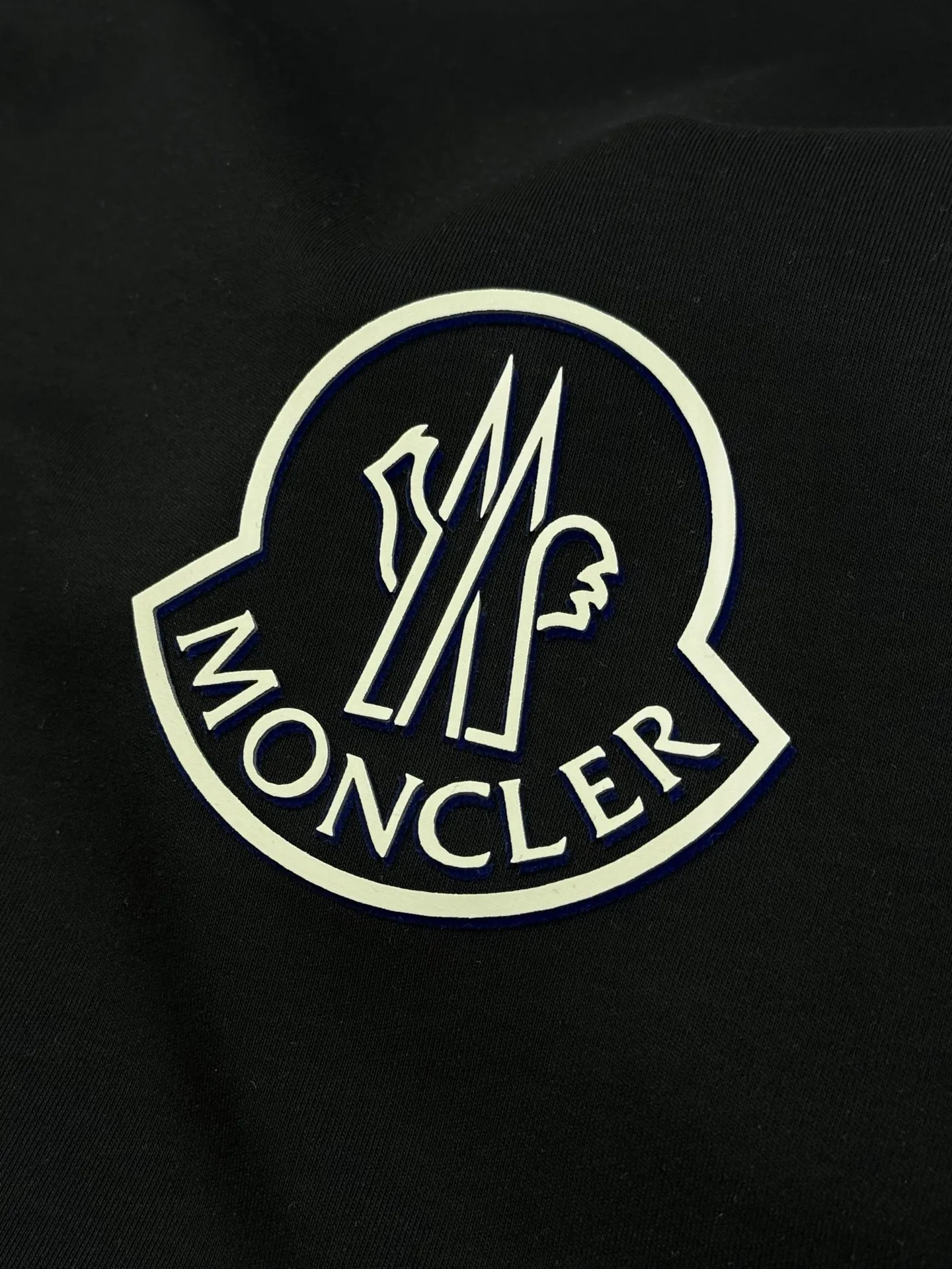 P150 Moncler 25s new Salona T-shirt. Basic model recommended! Customized branded hat with three-dimensional heat transfer design on the chest. Clean, refreshing, simple and elegant. Recommended item for any age [Fireworks] regular version! Custom-made 250g Salona fabric, the surface is skin-friendly and smooth, and the body is as comfortable as a baby! Color: Black. White. Size: s-xxl (L is recommended for 175/140 pounds)