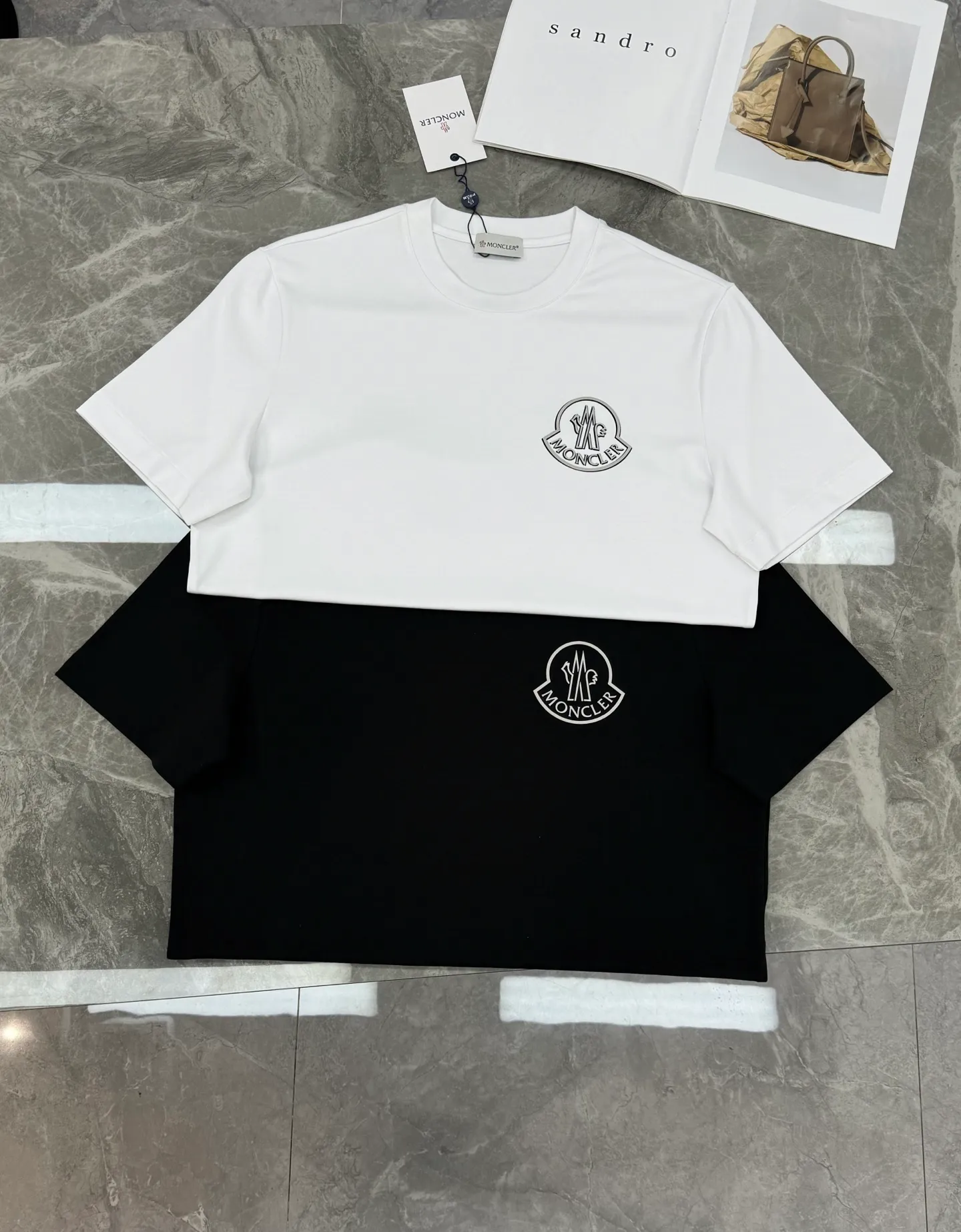 P150 Moncler 25s new Salona T-shirt. Basic model recommended! Customized branded hat with three-dimensional heat transfer design on the chest. Clean, refreshing, simple and elegant. Recommended item for any age [Fireworks] regular version! Custom-made 250g Salona fabric, the surface is skin-friendly and smooth, and the body is as comfortable as a baby! Color: Black. White. Size: s-xxl (L is recommended for 175/140 pounds)