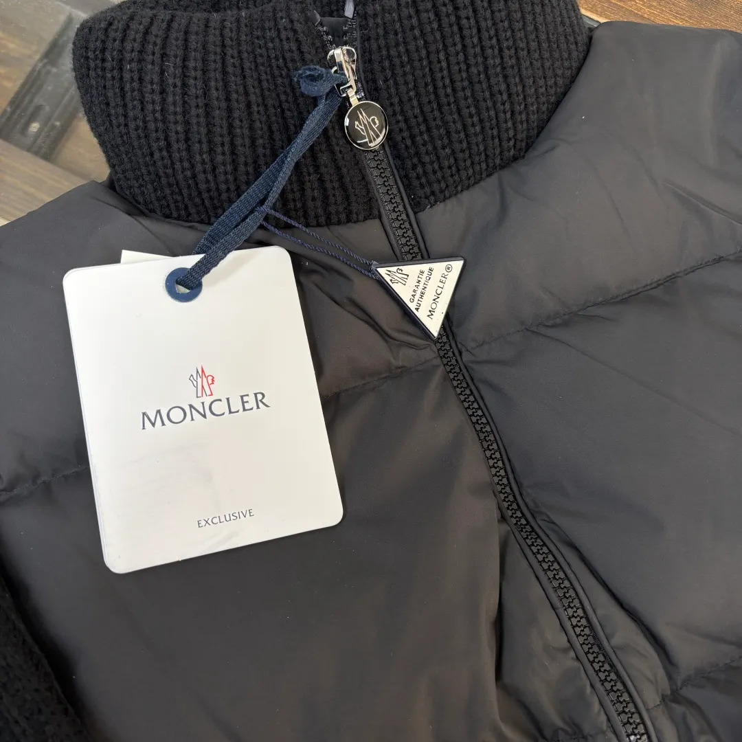 P600 💛Women's Moncler TRICOT women's patchwork wool down jacket, with stand-up collar and thick wool design, original molded hardware, and down filling, which can create a variety of looks according to the weather. A down jacket with great design and good looks, you can buy it directly with quality control. It is a high-end product not to be missed! ! Color: Black White Size: S M L