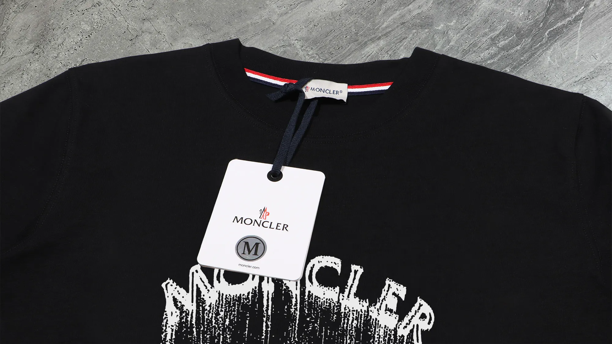 P140 💰Upgraded version "Mobile phone smart sensor ~ NFC chip armband ~ direct access to the official website for anti-counterfeiting" "Moncler ~ Mouth Mouth" 2025 new high-quality round neck short-sleeved T-shirt. The cuffs have imported embroidered labels. Customized dyeing, very comfortable to touch. Super versatile and good-looking short-sleeved. Complete with three labels. Non-market ordinary version. Feel free to compare. Quality is absolutely guaranteed! ‼ First of all, this original fabric is all custom-woven with 32-count double yarn fabric, 250G, and the weight is the same‼ Fine workmanship, double waistcoat method, double waistcoat method, double waistcoat method makes the whole dress more three-dimensional, which is not a craft that ordinary T-shirts can achieve🤪 Size: S-M-L-XL-2XL Color: black, white, apricot, same style for men and women