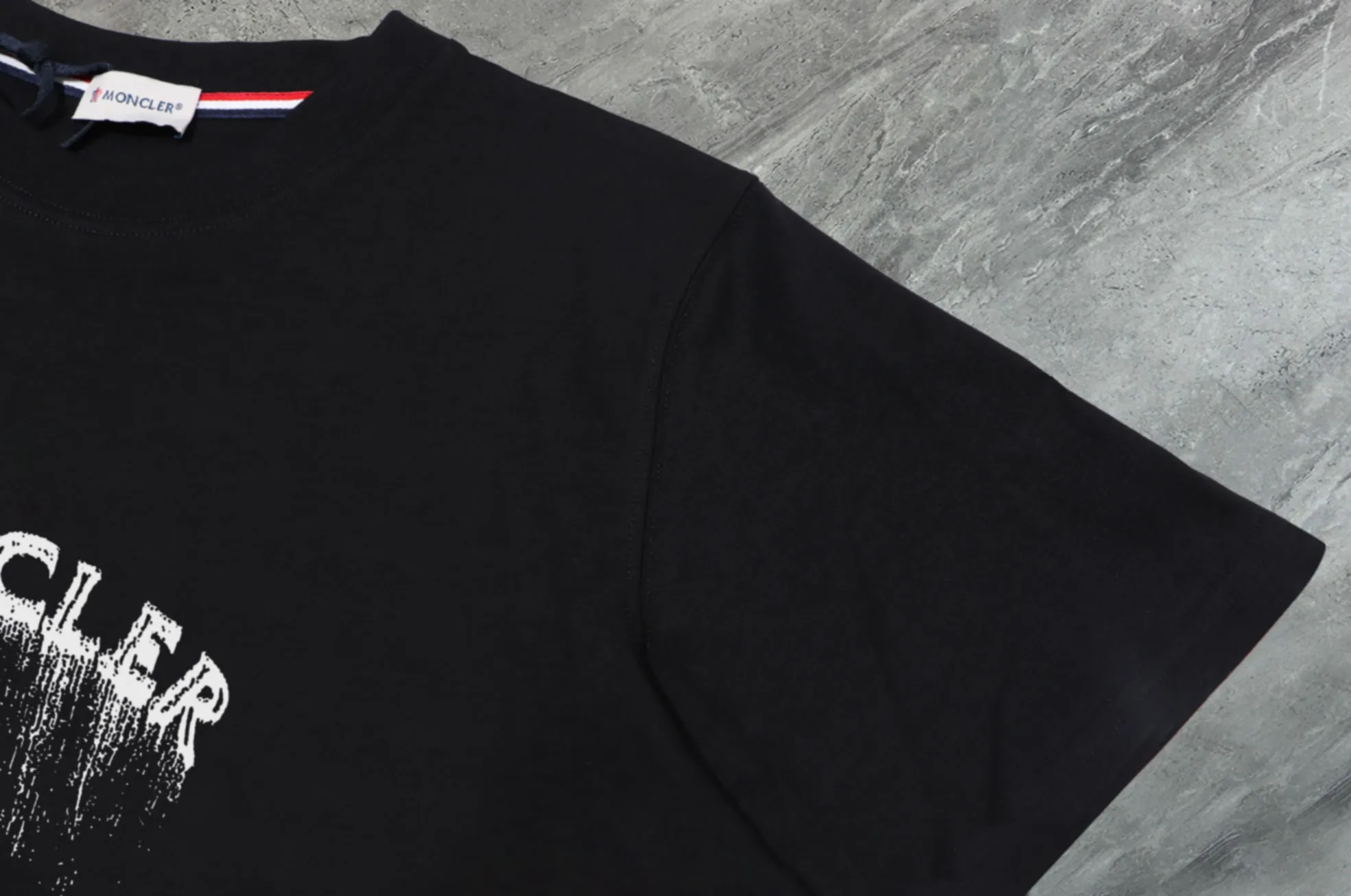 P140 💰Upgraded version "Mobile phone smart sensor ~ NFC chip armband ~ direct access to the official website for anti-counterfeiting" "Moncler ~ Mouth Mouth" 2025 new high-quality round neck short-sleeved T-shirt. The cuffs have imported embroidered labels. Customized dyeing, very comfortable to touch. Super versatile and good-looking short-sleeved. Complete with three labels. Non-market ordinary version. Feel free to compare. Quality is absolutely guaranteed! ‼ First of all, this original fabric is all custom-woven with 32-count double yarn fabric, 250G, and the weight is the same‼ Fine workmanship, double waistcoat method, double waistcoat method, double waistcoat method makes the whole dress more three-dimensional, which is not a craft that ordinary T-shirts can achieve🤪 Size: S-M-L-XL-2XL Color: black, white, apricot, same style for men and women