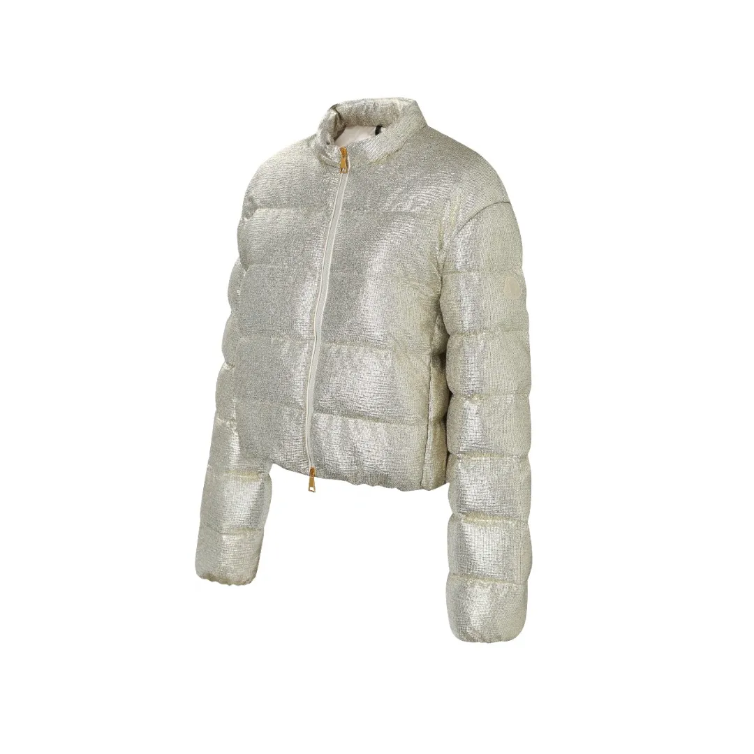 P900 MONCLER gold silk down jacket Fabric selection: Made of 90% 20D ultra-fine nylon and 10% vacuum gold-plated polyester silk. The gold-plated wire is embedded in the nylon base fabric at an oblique angle of 32°. It produces a gradient iridescent effect when illuminated by light, which is comparable to the phantom color gradient of peacock feathers. It forms a visible light spot of 200 meters under the illumination of car lights at night, improving outdoor safety. The high-density woven nylon supports a strong frame with 220 yarns per inch, which effectively locks the down in the physical structure.  Lining selection: High-density lining fabric made of ultra-fine denier, 0.08mm thickness to avoid increasing the overall weight and making it smooth to wear. The high-density woven structure forms a wind resistance layer to protect the thermal efficiency of the thermal layer from loss. It can also withstand the expansion pressure of down and prevent deformation and damage after long-term use.  High-quality filling: 90 white duck down is selected, with a weight of 180g, ensuring excellent thermal insulation performance. After strict screening and processing, the velvet is not easy to get drilled, ensuring durability.  Process: Use anti-velvet silk thread through imported No. 7 needles to reach 13 stitches/inch chain stitch, forming a tight and straight line spacing without skipping stitches. Accessories: One-to-one customized zipper puller, one-to-one customized collar label, one-to-one customized logo SIZE: S M L