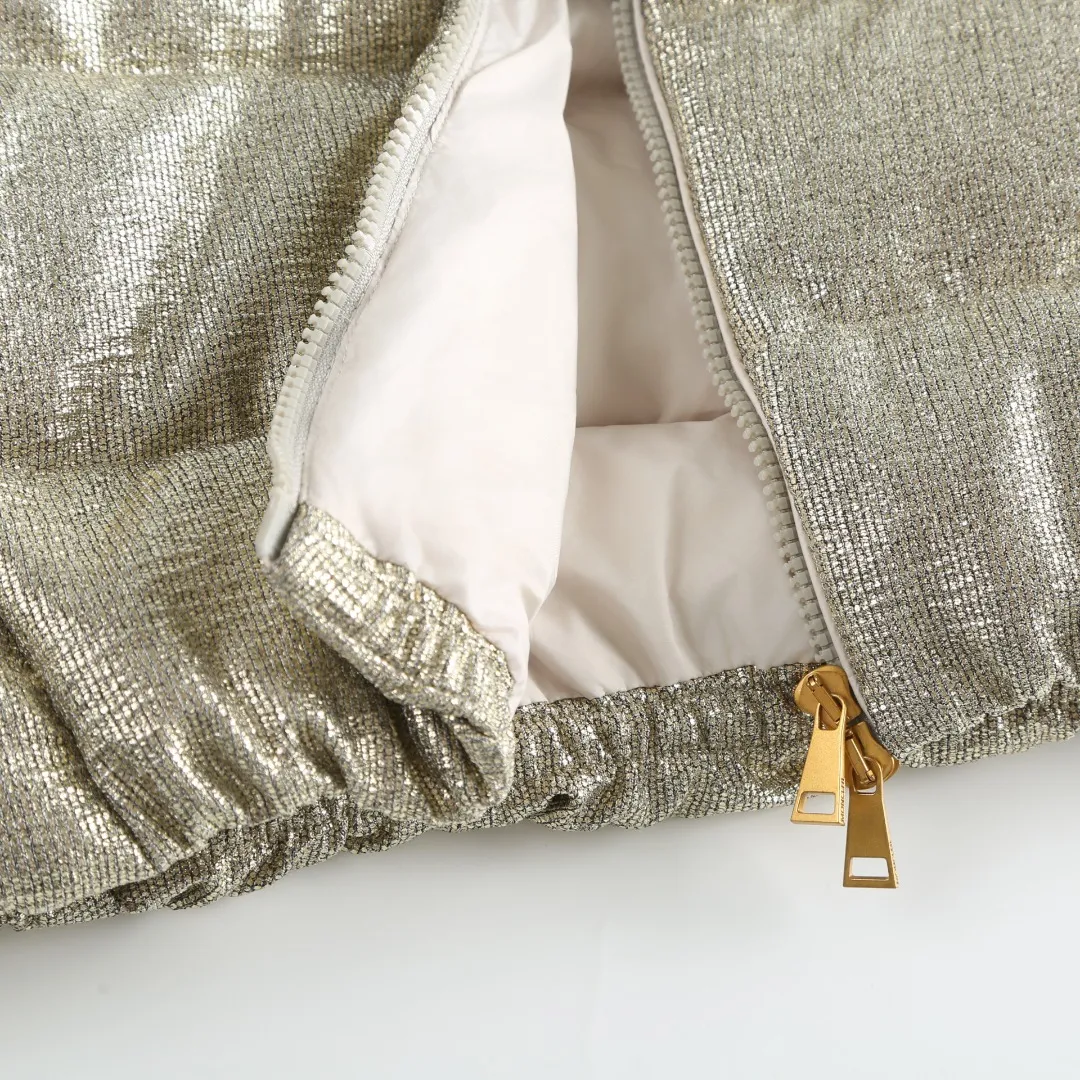 P900 MONCLER gold silk down jacket Fabric selection: Made of 90% 20D ultra-fine nylon and 10% vacuum gold-plated polyester silk. The gold-plated wire is embedded in the nylon base fabric at an oblique angle of 32°. It produces a gradient iridescent effect when illuminated by light, which is comparable to the phantom color gradient of peacock feathers. It forms a visible light spot of 200 meters under the illumination of car lights at night, improving outdoor safety. The high-density woven nylon supports a strong frame with 220 yarns per inch, which effectively locks the down in the physical structure.  Lining selection: High-density lining fabric made of ultra-fine denier, 0.08mm thickness to avoid increasing the overall weight and making it smooth to wear. The high-density woven structure forms a wind resistance layer to protect the thermal efficiency of the thermal layer from loss. It can also withstand the expansion pressure of down and prevent deformation and damage after long-term use.  High-quality filling: 90 white duck down is selected, with a weight of 180g, ensuring excellent thermal insulation performance. After strict screening and processing, the velvet is not easy to get drilled, ensuring durability.  Process: Use anti-velvet silk thread through imported No. 7 needles to reach 13 stitches/inch chain stitch, forming a tight and straight line spacing without skipping stitches. Accessories: One-to-one customized zipper puller, one-to-one customized collar label, one-to-one customized logo SIZE: S M L