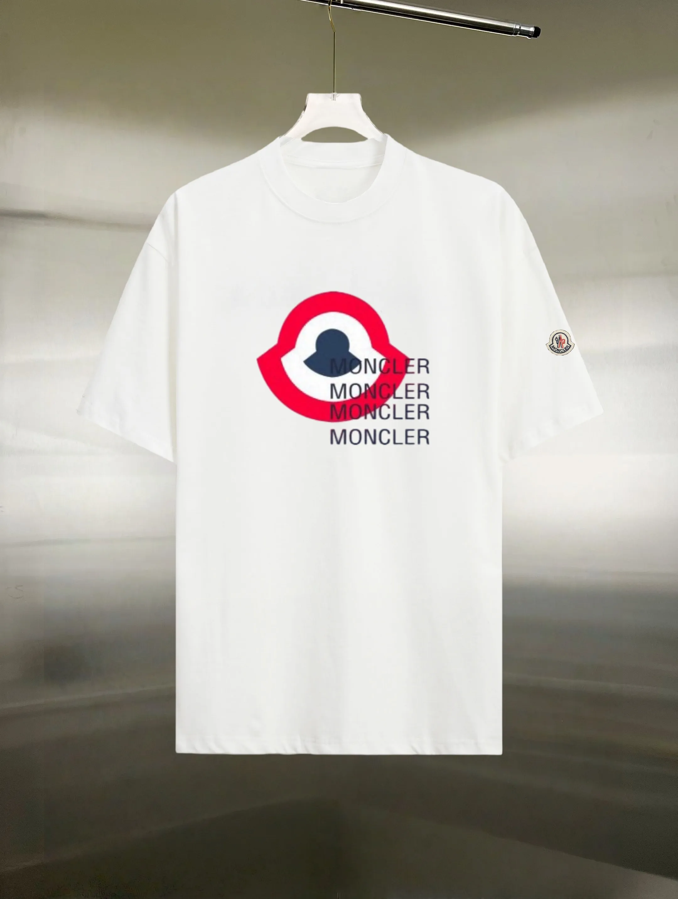 P130 Style: Moncler/muzzled short-sleeved T-shirt Fabric: 300g double yarn 100% cotton Rib: 320g Solona Process: Printing Color: White Black Size: S M L XL XXL No gender distinction, same style for men and women