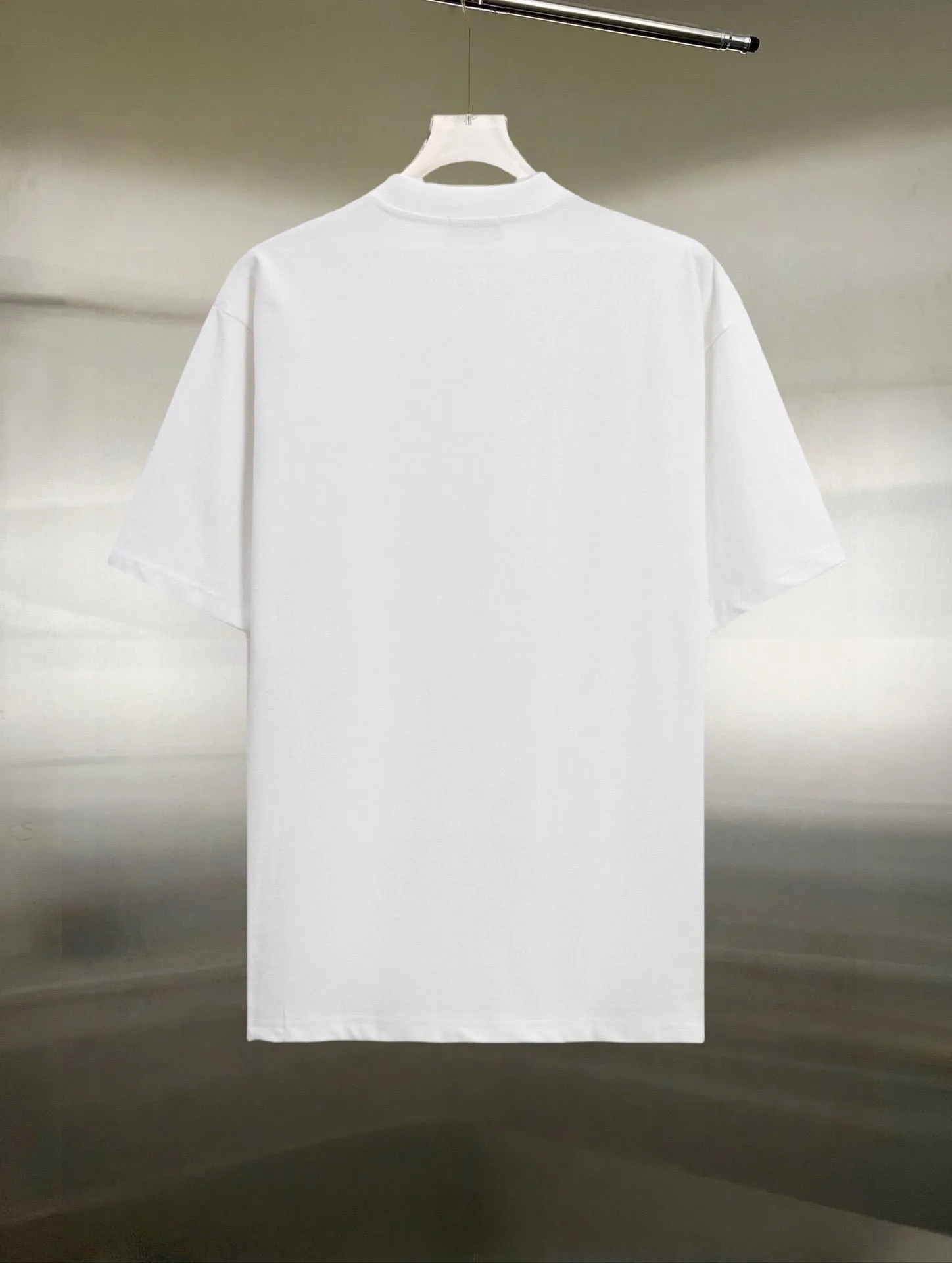P130 Style: Moncler/muzzled short-sleeved T-shirt Fabric: 300g double yarn 100% cotton Rib: 320g Solona Process: Printing Color: White Black Size: S M L XL XXL No gender distinction, same style for men and women