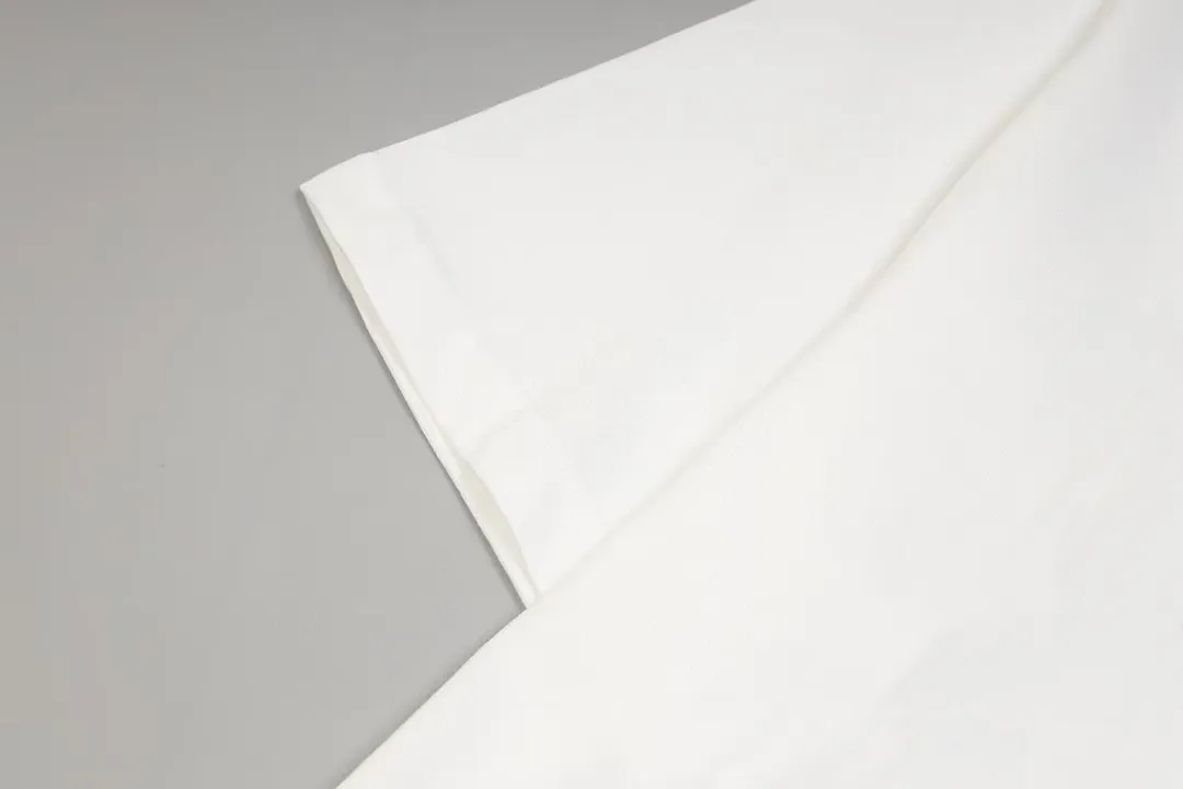 P130 Style: Moncler/muzzled short-sleeved T-shirt Fabric: 300g double yarn 100% cotton Rib: 320g Solona Process: Printing Color: White Black Size: S M L XL XXL No gender distinction, same style for men and women
