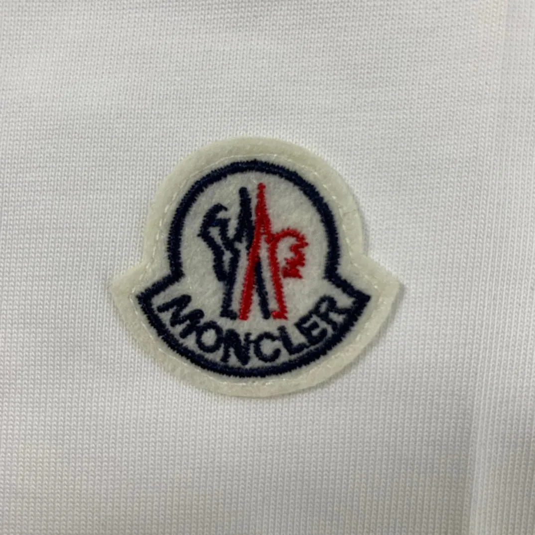 P130 Style: Moncler/muzzled short-sleeved T-shirt Fabric: 300g double yarn 100% cotton Rib: 320g Solona Process: Printing Color: White Black Size: S M L XL XXL No gender distinction, same style for men and women