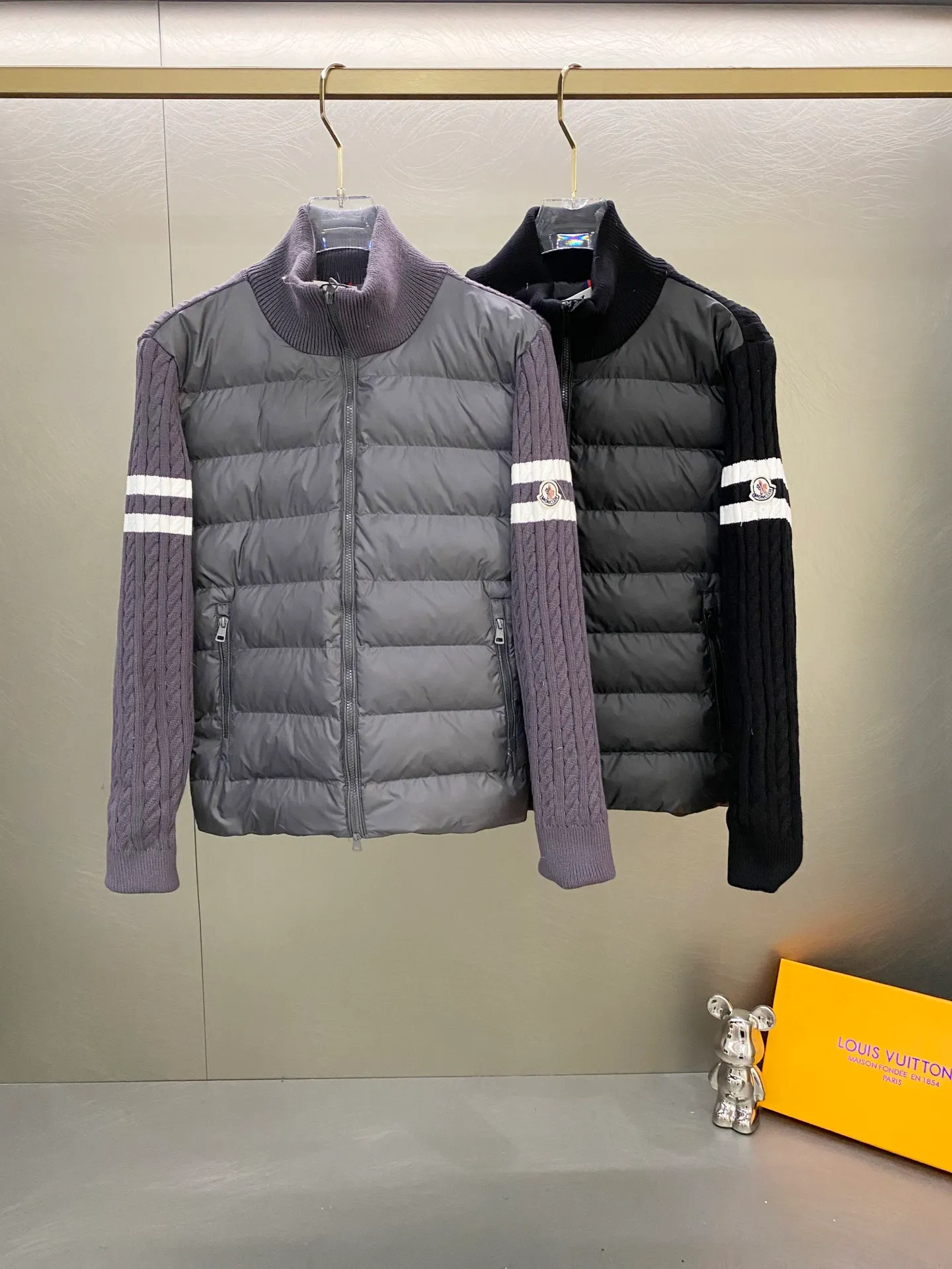 P640 Moncler Moncler new winter stand-up collar wool knitted splicing down jacket, fully lined, windproof and warm, official website synchronization, same style for men and women, made of 90 white duck down, the upper body of the whole dress is light, comfortable, simple, luxurious, exquisite and versatile, a high-end luxury down jacket item, a style with outstanding temperament, made in classic college style The knitted part is 37 wool spliced, and the soft and elegant knitted sleeve splicing design adds to the unique luxury retro style. The classic LOGO craftsmanship on the sleeves perfectly highlights the brand performance and recognition of this style. Stand-up collar design Fitted straight version, zipper closure, M knitted spliced down jacket front width 90 velvet filling, splicing is made of wool, sleeves are decorated with patch badges, stand-up collar zipper closure, double side pocket design is practical and convenient❗️ The overall shape configuration is also biased toward slimming to create an upper body that can better modify the lines and beauty of the body shape. The hands and feet naturally have a sense of high-end accent. The sleeves are made of knitted material, which has both comfort and style, elegance and nobility. The stitching uses the first line and then separated velvet filling technology. The craftsmanship is very sophisticated and there is no velvet running! The four-layer inner liner further reduces the possibility of velvet lining on the inside! It truly locks the down and the temperature! High-quality down! European standard 90 down standard! There is no choice in fill power, down filling, and feel! You can hardly feel the lint, let alone worry about velvet problem. Produced by a large factory, with original hardware and accessories, and fine workmanship! The men's and women's same-style patchwork knitted quilted down stand-collar jacket is on sale simultaneously on the official website!  Color: Black Gray Size: S-2XL