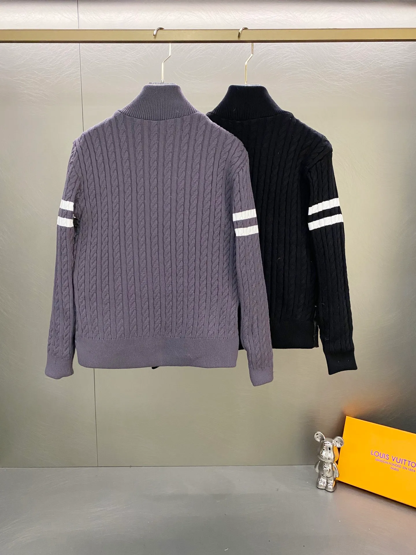 P640 Moncler Moncler new winter stand-up collar wool knitted splicing down jacket, fully lined, windproof and warm, official website synchronization, same style for men and women, made of 90 white duck down, the upper body of the whole dress is light, comfortable, simple, luxurious, exquisite and versatile, a high-end luxury down jacket item, a style with outstanding temperament, made in classic college style The knitted part is 37 wool spliced, and the soft and elegant knitted sleeve splicing design adds to the unique luxury retro style. The classic LOGO craftsmanship on the sleeves perfectly highlights the brand performance and recognition of this style. Stand-up collar design Fitted straight version, zipper closure, M knitted spliced down jacket front width 90 velvet filling, splicing is made of wool, sleeves are decorated with patch badges, stand-up collar zipper closure, double side pocket design is practical and convenient❗️ The overall shape configuration is also biased toward slimming to create an upper body that can better modify the lines and beauty of the body shape. The hands and feet naturally have a sense of high-end accent. The sleeves are made of knitted material, which has both comfort and style, elegance and nobility. The stitching uses the first line and then separated velvet filling technology. The craftsmanship is very sophisticated and there is no velvet running! The four-layer inner liner further reduces the possibility of velvet lining on the inside! It truly locks the down and the temperature! High-quality down! European standard 90 down standard! There is no choice in fill power, down filling, and feel! You can hardly feel the lint, let alone worry about velvet problem. Produced by a large factory, with original hardware and accessories, and fine workmanship! The men's and women's same-style patchwork knitted quilted down stand-collar jacket is on sale simultaneously on the official website!  Color: Black Gray Size: S-2XL