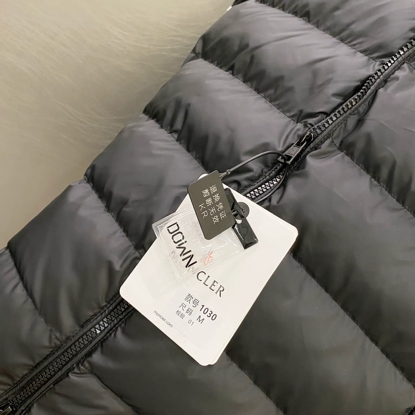 P640 Moncler Moncler new winter stand-up collar wool knitted splicing down jacket, fully lined, windproof and warm, official website synchronization, same style for men and women, made of 90 white duck down, the upper body of the whole dress is light, comfortable, simple, luxurious, exquisite and versatile, a high-end luxury down jacket item, a style with outstanding temperament, made in classic college style The knitted part is 37 wool spliced, and the soft and elegant knitted sleeve splicing design adds to the unique luxury retro style. The classic LOGO craftsmanship on the sleeves perfectly highlights the brand performance and recognition of this style. Stand-up collar design Fitted straight version, zipper closure, M knitted spliced down jacket front width 90 velvet filling, splicing is made of wool, sleeves are decorated with patch badges, stand-up collar zipper closure, double side pocket design is practical and convenient❗️ The overall shape configuration is also biased toward slimming to create an upper body that can better modify the lines and beauty of the body shape. The hands and feet naturally have a sense of high-end accent. The sleeves are made of knitted material, which has both comfort and style, elegance and nobility. The stitching uses the first line and then separated velvet filling technology. The craftsmanship is very sophisticated and there is no velvet running! The four-layer inner liner further reduces the possibility of velvet lining on the inside! It truly locks the down and the temperature! High-quality down! European standard 90 down standard! There is no choice in fill power, down filling, and feel! You can hardly feel the lint, let alone worry about velvet problem. Produced by a large factory, with original hardware and accessories, and fine workmanship! The men's and women's same-style patchwork knitted quilted down stand-collar jacket is on sale simultaneously on the official website!  Color: Black Gray Size: S-2XL