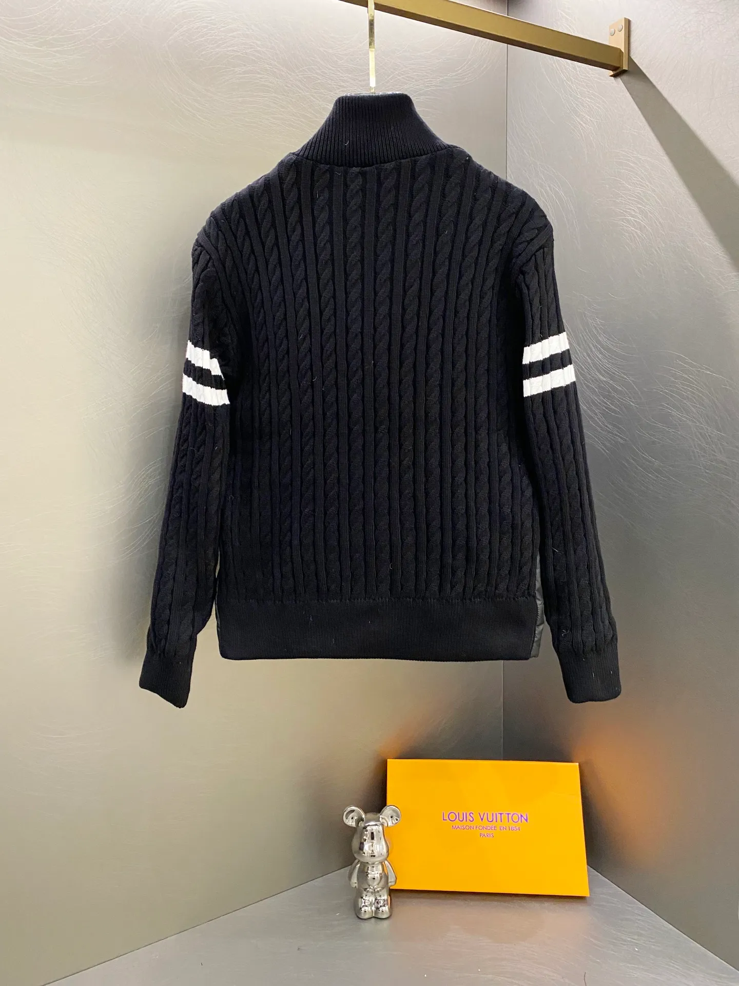 P640 Moncler Moncler new winter stand-up collar wool knitted splicing down jacket, fully lined, windproof and warm, official website synchronization, same style for men and women, made of 90 white duck down, the upper body of the whole dress is light, comfortable, simple, luxurious, exquisite and versatile, a high-end luxury down jacket item, a style with outstanding temperament, made in classic college style The knitted part is 37 wool spliced, and the soft and elegant knitted sleeve splicing design adds to the unique luxury retro style. The classic LOGO craftsmanship on the sleeves perfectly highlights the brand performance and recognition of this style. Stand-up collar design Fitted straight version, zipper closure, M knitted spliced down jacket front width 90 velvet filling, splicing is made of wool, sleeves are decorated with patch badges, stand-up collar zipper closure, double side pocket design is practical and convenient❗️ The overall shape configuration is also biased toward slimming to create an upper body that can better modify the lines and beauty of the body shape. The hands and feet naturally have a sense of high-end accent. The sleeves are made of knitted material, which has both comfort and style, elegance and nobility. The stitching uses the first line and then separated velvet filling technology. The craftsmanship is very sophisticated and there is no velvet running! The four-layer inner liner further reduces the possibility of velvet lining on the inside! It truly locks the down and the temperature! High-quality down! European standard 90 down standard! There is no choice in fill power, down filling, and feel! You can hardly feel the lint, let alone worry about velvet problem. Produced by a large factory, with original hardware and accessories, and fine workmanship! The men's and women's same-style patchwork knitted quilted down stand-collar jacket is on sale simultaneously on the official website!  Color: Black Gray Size: S-2XL
