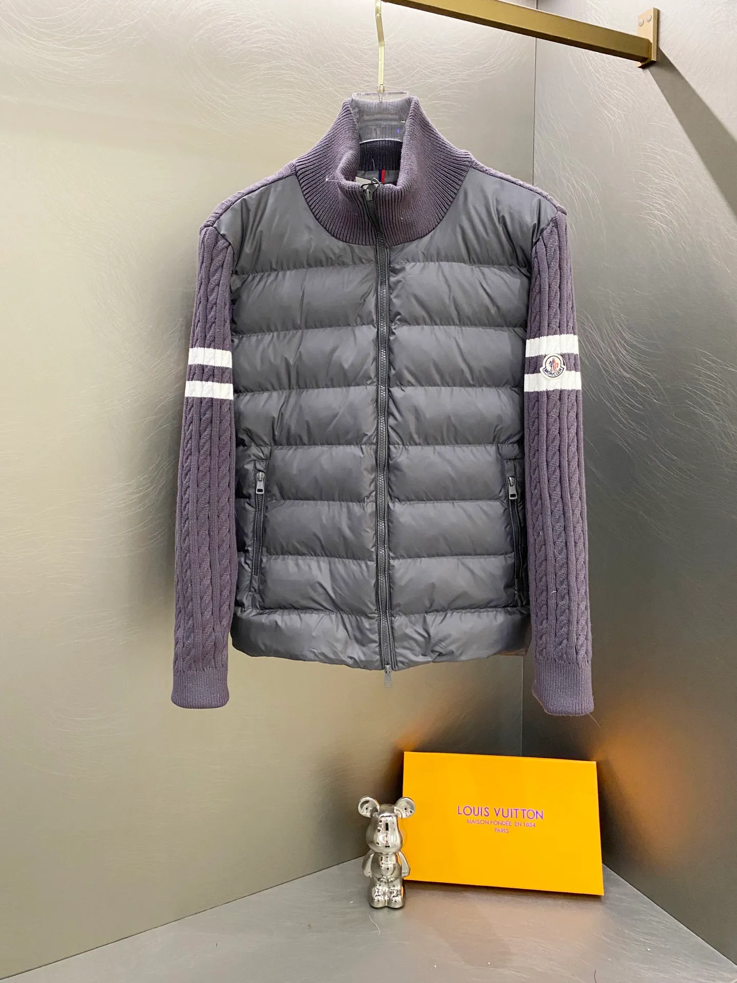 P640 Moncler Moncler new winter stand-up collar wool knitted splicing down jacket, fully lined, windproof and warm, official website synchronization, same style for men and women, made of 90 white duck down, the upper body of the whole dress is light, comfortable, simple, luxurious, exquisite and versatile, a high-end luxury down jacket item, a style with outstanding temperament, made in classic college style The knitted part is 37 wool spliced, and the soft and elegant knitted sleeve splicing design adds to the unique luxury retro style. The classic LOGO craftsmanship on the sleeves perfectly highlights the brand performance and recognition of this style. Stand-up collar design Fitted straight version, zipper closure, M knitted spliced down jacket front width 90 velvet filling, splicing is made of wool, sleeves are decorated with patch badges, stand-up collar zipper closure, double side pocket design is practical and convenient❗️ The overall shape configuration is also biased toward slimming to create an upper body that can better modify the lines and beauty of the body shape. The hands and feet naturally have a sense of high-end accent. The sleeves are made of knitted material, which has both comfort and style, elegance and nobility. The stitching uses the first line and then separated velvet filling technology. The craftsmanship is very sophisticated and there is no velvet running! The four-layer inner liner further reduces the possibility of velvet lining on the inside! It truly locks the down and the temperature! High-quality down! European standard 90 down standard! There is no choice in fill power, down filling, and feel! You can hardly feel the lint, let alone worry about velvet problem. Produced by a large factory, with original hardware and accessories, and fine workmanship! The men's and women's same-style patchwork knitted quilted down stand-collar jacket is on sale simultaneously on the official website!  Color: Black Gray Size: S-2XL