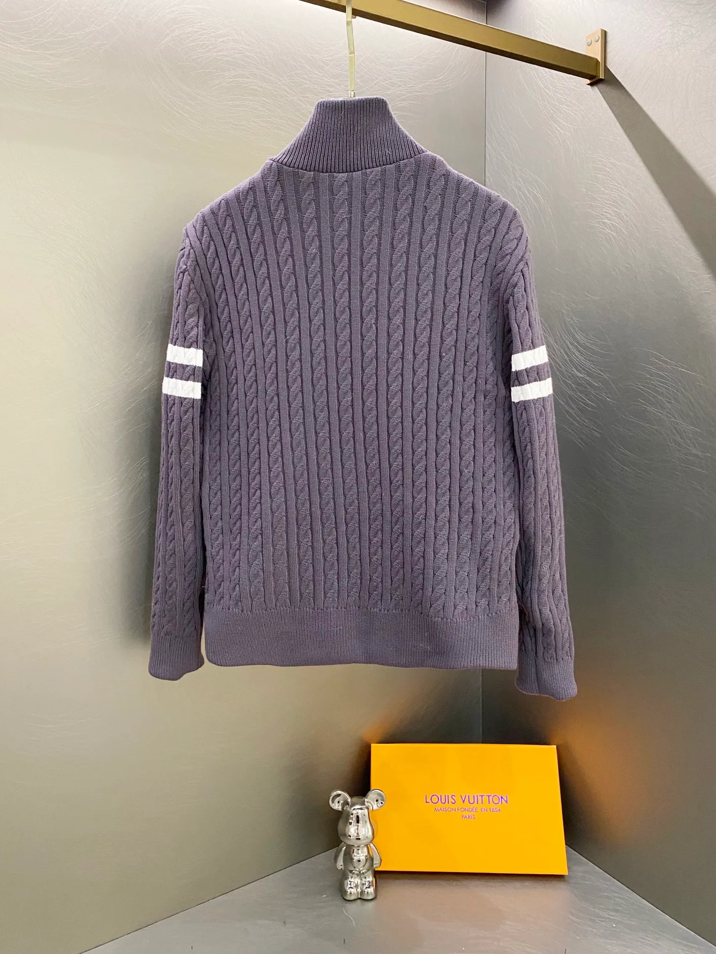 P640 Moncler Moncler new winter stand-up collar wool knitted splicing down jacket, fully lined, windproof and warm, official website synchronization, same style for men and women, made of 90 white duck down, the upper body of the whole dress is light, comfortable, simple, luxurious, exquisite and versatile, a high-end luxury down jacket item, a style with outstanding temperament, made in classic college style The knitted part is 37 wool spliced, and the soft and elegant knitted sleeve splicing design adds to the unique luxury retro style. The classic LOGO craftsmanship on the sleeves perfectly highlights the brand performance and recognition of this style. Stand-up collar design Fitted straight version, zipper closure, M knitted spliced down jacket front width 90 velvet filling, splicing is made of wool, sleeves are decorated with patch badges, stand-up collar zipper closure, double side pocket design is practical and convenient❗️ The overall shape configuration is also biased toward slimming to create an upper body that can better modify the lines and beauty of the body shape. The hands and feet naturally have a sense of high-end accent. The sleeves are made of knitted material, which has both comfort and style, elegance and nobility. The stitching uses the first line and then separated velvet filling technology. The craftsmanship is very sophisticated and there is no velvet running! The four-layer inner liner further reduces the possibility of velvet lining on the inside! It truly locks the down and the temperature! High-quality down! European standard 90 down standard! There is no choice in fill power, down filling, and feel! You can hardly feel the lint, let alone worry about velvet problem. Produced by a large factory, with original hardware and accessories, and fine workmanship! The men's and women's same-style patchwork knitted quilted down stand-collar jacket is on sale simultaneously on the official website!  Color: Black Gray Size: S-2XL