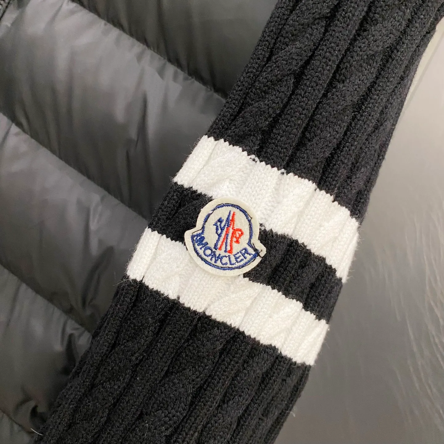 P640 Moncler Moncler new winter stand-up collar wool knitted splicing down jacket, fully lined, windproof and warm, official website synchronization, same style for men and women, made of 90 white duck down, the upper body of the whole dress is light, comfortable, simple, luxurious, exquisite and versatile, a high-end luxury down jacket item, a style with outstanding temperament, made in classic college style The knitted part is 37 wool spliced, and the soft and elegant knitted sleeve splicing design adds to the unique luxury retro style. The classic LOGO craftsmanship on the sleeves perfectly highlights the brand performance and recognition of this style. Stand-up collar design Fitted straight version, zipper closure, M knitted spliced down jacket front width 90 velvet filling, splicing is made of wool, sleeves are decorated with patch badges, stand-up collar zipper closure, double side pocket design is practical and convenient❗️ The overall shape configuration is also biased toward slimming to create an upper body that can better modify the lines and beauty of the body shape. The hands and feet naturally have a sense of high-end accent. The sleeves are made of knitted material, which has both comfort and style, elegance and nobility. The stitching uses the first line and then separated velvet filling technology. The craftsmanship is very sophisticated and there is no velvet running! The four-layer inner liner further reduces the possibility of velvet lining on the inside! It truly locks the down and the temperature! High-quality down! European standard 90 down standard! There is no choice in fill power, down filling, and feel! You can hardly feel the lint, let alone worry about velvet problem. Produced by a large factory, with original hardware and accessories, and fine workmanship! The men's and women's same-style patchwork knitted quilted down stand-collar jacket is on sale simultaneously on the official website!  Color: Black Gray Size: S-2XL