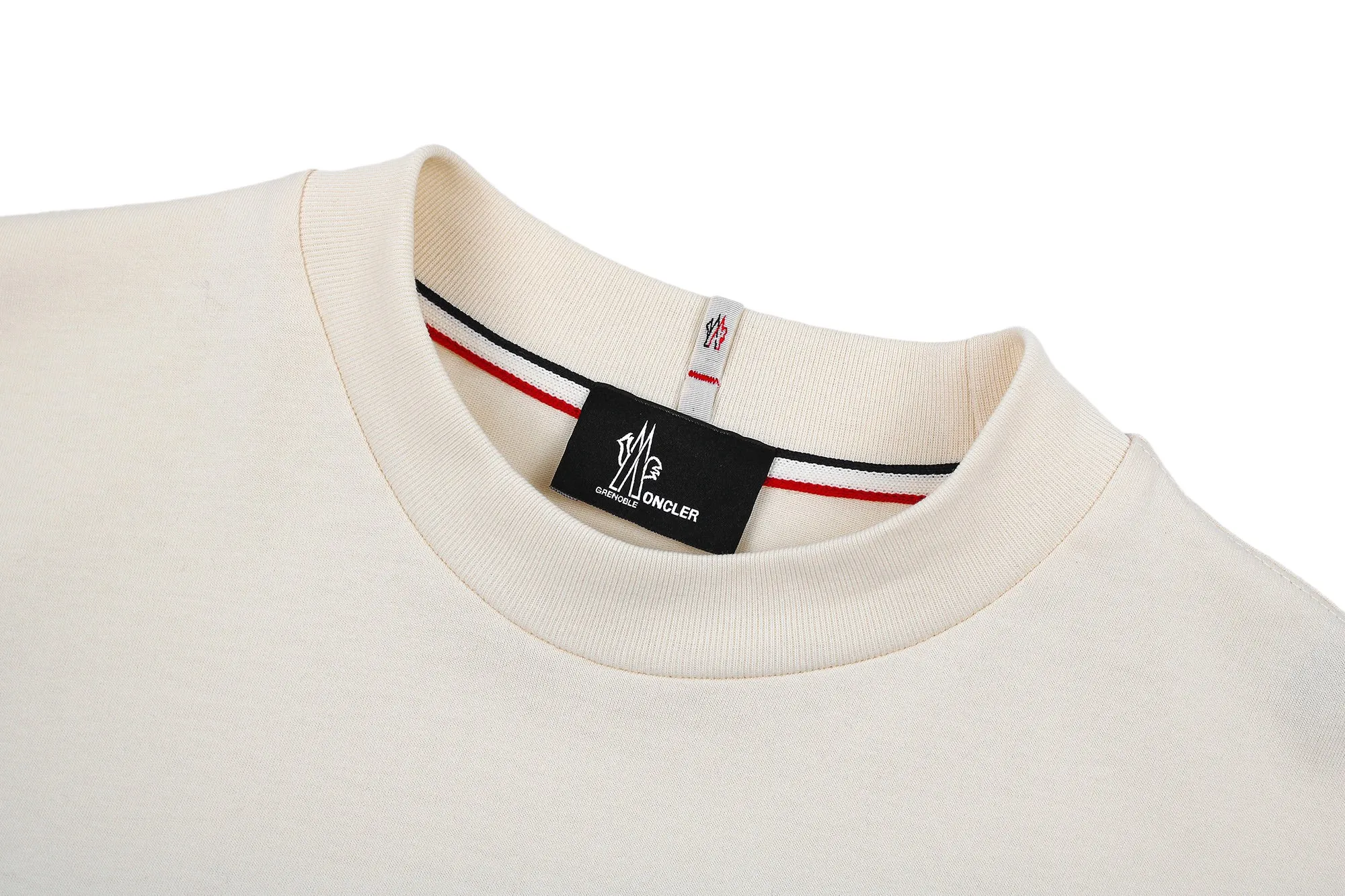 P350 [Exclusive Supply] Moncler The fabric is made of 230g double-ply combed cotton to ensure softness, comfort and durability. It has been fermented and washed to enhance softness and give it a natural vintage texture. 1*1 ribbed collar and cuffs provide better elasticity and fit. In terms of decoration, high-temperature heat transfer technology is used to present the brand logo, and the pattern is firm and not easy to fall off. The unique fabric splicing design enhances the visual layering. Customized 1:1 ribbons and trademarks highlight the brand���s exclusive identity and ensure overall coordination. The loose fit is combined with ergonomics, making it comfortable to wear and not restrictive, making it suitable for a variety of occasions. The overall craftsmanship focuses on the combination of practicality and aesthetics, showing a casual and fashionable style. Size:S-M-L-XL