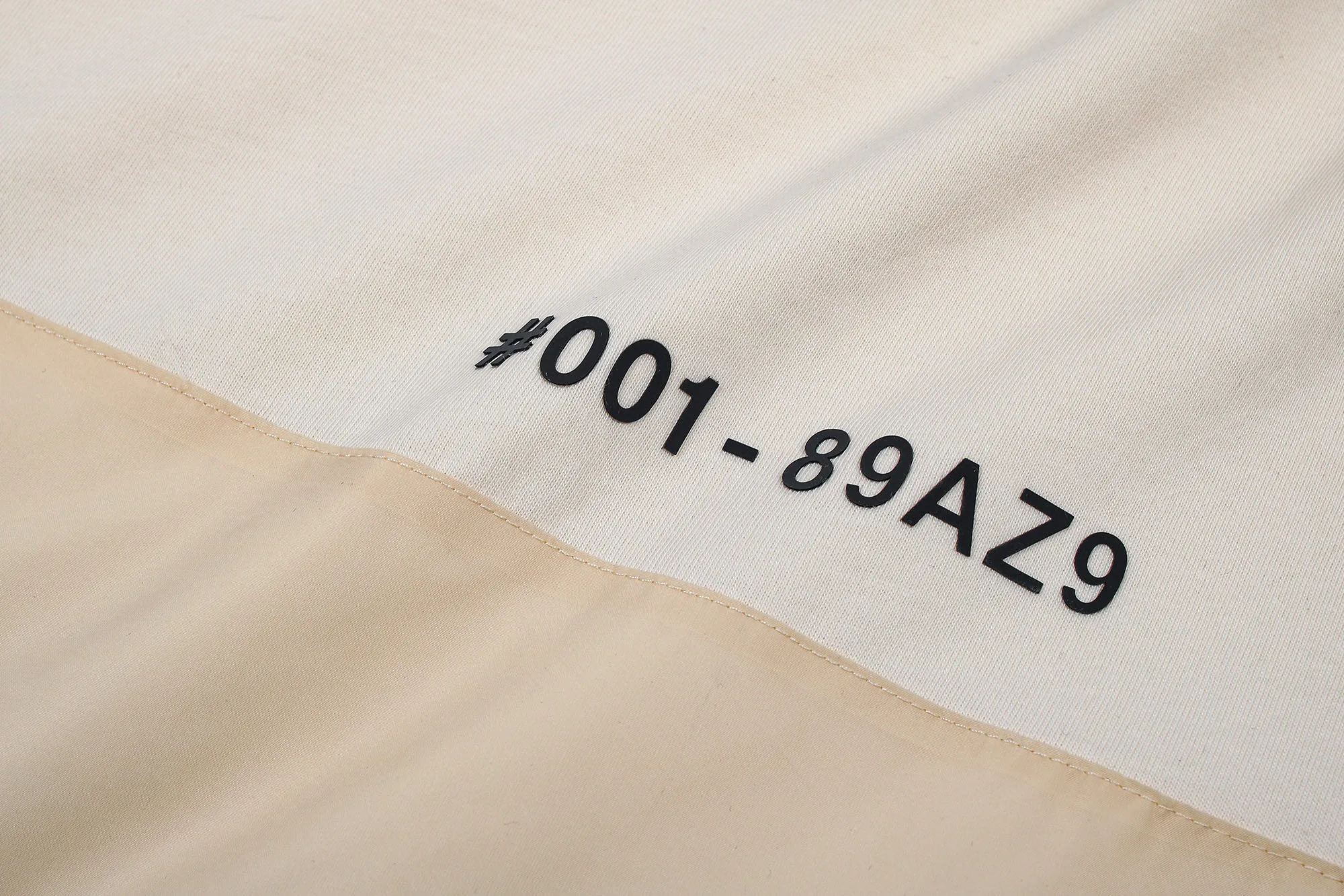 P350 [Exclusive Supply] Moncler The fabric is made of 230g double-ply combed cotton to ensure softness, comfort and durability. It has been fermented and washed to enhance softness and give it a natural vintage texture. 1*1 ribbed collar and cuffs provide better elasticity and fit. In terms of decoration, high-temperature heat transfer technology is used to present the brand logo, and the pattern is firm and not easy to fall off. The unique fabric splicing design enhances the visual layering. Customized 1:1 ribbons and trademarks highlight the brand���s exclusive identity and ensure overall coordination. The loose fit is combined with ergonomics, making it comfortable to wear and not restrictive, making it suitable for a variety of occasions. The overall craftsmanship focuses on the combination of practicality and aesthetics, showing a casual and fashionable style. Size:S-M-L-XL