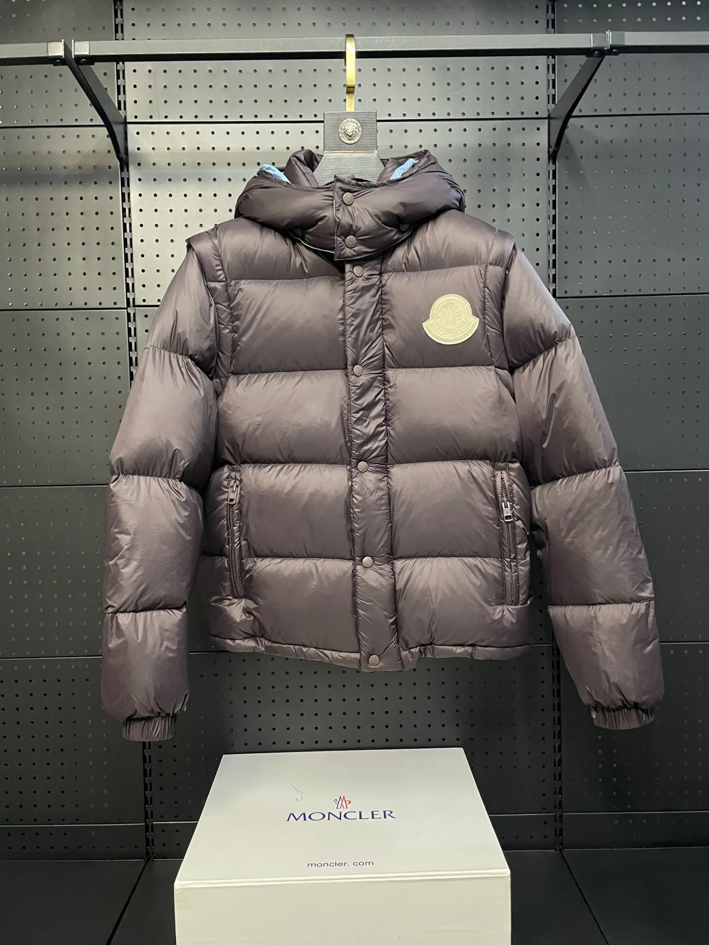 P780 Premium down ⬆️Moncler Cyclone 2-in-1 down jacket. ⚠️Goose down filling, small size filling 320g➕, easy to wear in winter in one piece. Changeable/jacket/hooded vest/stand collar vest/hooded down jacket. The Cyclone down jacket is equipped with detachable sleeves and can be worn as a vest or jacket.  The Cyclone down jacket is a modern take on the classic silhouette of the 1980s, with a new, simple silhouette. This short down jacket is made from nylon and features easily removable sleeves, allowing you to convert the jacket into a vest. A removable hood and contrast lining complete the design. Details •Made from nylon fabric •Nylon laqué lining •Down filling •Removable hood and sleeves •Zip and snap closure •Zip pockets •Elastic cuffs •Elastic drawstring hem Size : 1-5 Black Chocolate Couple.